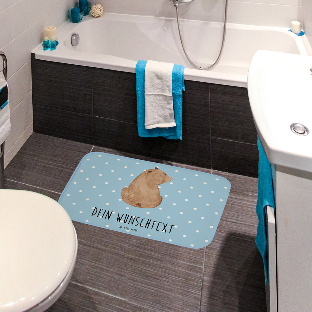 Personalisierter Badvorleger Bär Schulterblick Personalisierte Badematte, Personalisierter Badteppich, Personalisierter Duschvorleger, Personalisierter Badezimmerteppich, Personalisierter Badezimmermatte, Personalisierter Badvorleger, Personalisierter Duschmatte, Personalisierter Duschteppich, Badematte mit Namen, Badteppich mit Namen, Duschvorleger mit Namen, Badezimmerteppich mit Namen, Badezimmermatte mit Namen, Badvorleger mit Namen, Duschmatte mit Namen, Duschteppich mit Namen, Wunschtext, Badvorleger selbst bedrucken, Wunschname, Personalisieren, Bär, Teddy, Teddybär, Selbstachtung, Weltansicht, Motivation, Bären, Bärenliebe, Weisheit