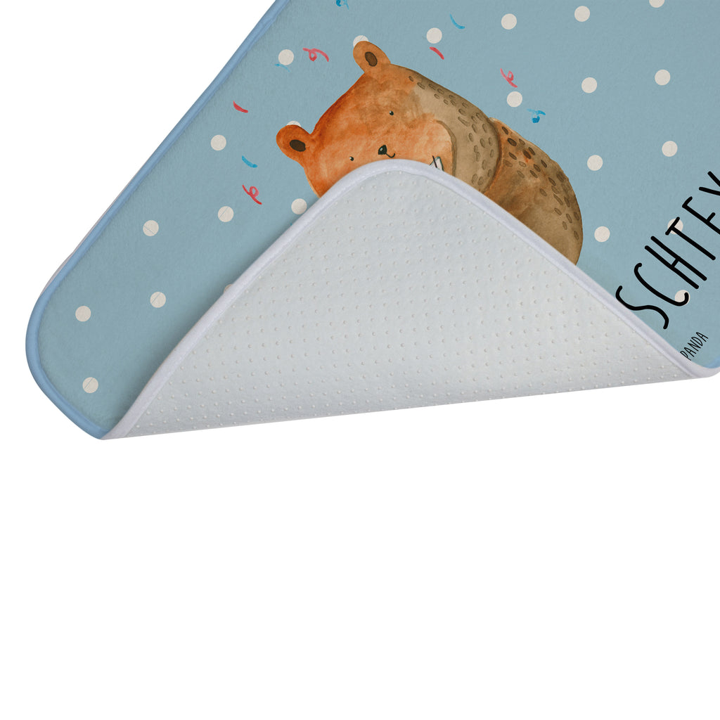 Personalisierter Badvorleger Bär Party Personalisierte Badematte, Personalisierter Badteppich, Personalisierter Duschvorleger, Personalisierter Badezimmerteppich, Personalisierter Badezimmermatte, Personalisierter Badvorleger, Personalisierter Duschmatte, Personalisierter Duschteppich, Badematte mit Namen, Badteppich mit Namen, Duschvorleger mit Namen, Badezimmerteppich mit Namen, Badezimmermatte mit Namen, Badvorleger mit Namen, Duschmatte mit Namen, Duschteppich mit Namen, Wunschtext, Badvorleger selbst bedrucken, Wunschname, Personalisieren, Bär, Teddy, Teddybär, Geburtstag, Geburtstagsgeschenk, Geschenk, Party, Feiern, Abfeiern, Mitbringsel, Gute Laune, Lustig