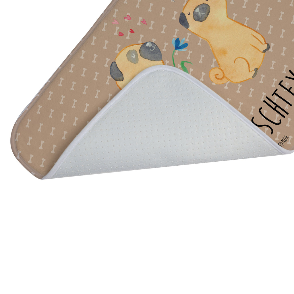 Personalisierter Badvorleger Mops verliebt Personalisierte Badematte, Personalisierter Badteppich, Personalisierter Duschvorleger, Personalisierter Badezimmerteppich, Personalisierter Badezimmermatte, Personalisierter Badvorleger, Personalisierter Duschmatte, Personalisierter Duschteppich, Badematte mit Namen, Badteppich mit Namen, Duschvorleger mit Namen, Badezimmerteppich mit Namen, Badezimmermatte mit Namen, Badvorleger mit Namen, Duschmatte mit Namen, Duschteppich mit Namen, Wunschtext, Badvorleger selbst bedrucken, Wunschname, Personalisieren, Hund, Hundemotiv, Haustier, Hunderasse, Tierliebhaber, Hundebesitzer, Sprüche, Mops, Möpse, Hundeliebe, verliebt, Liebe, Liebesspruch. Verlobt, Geschenk Freund, Partner