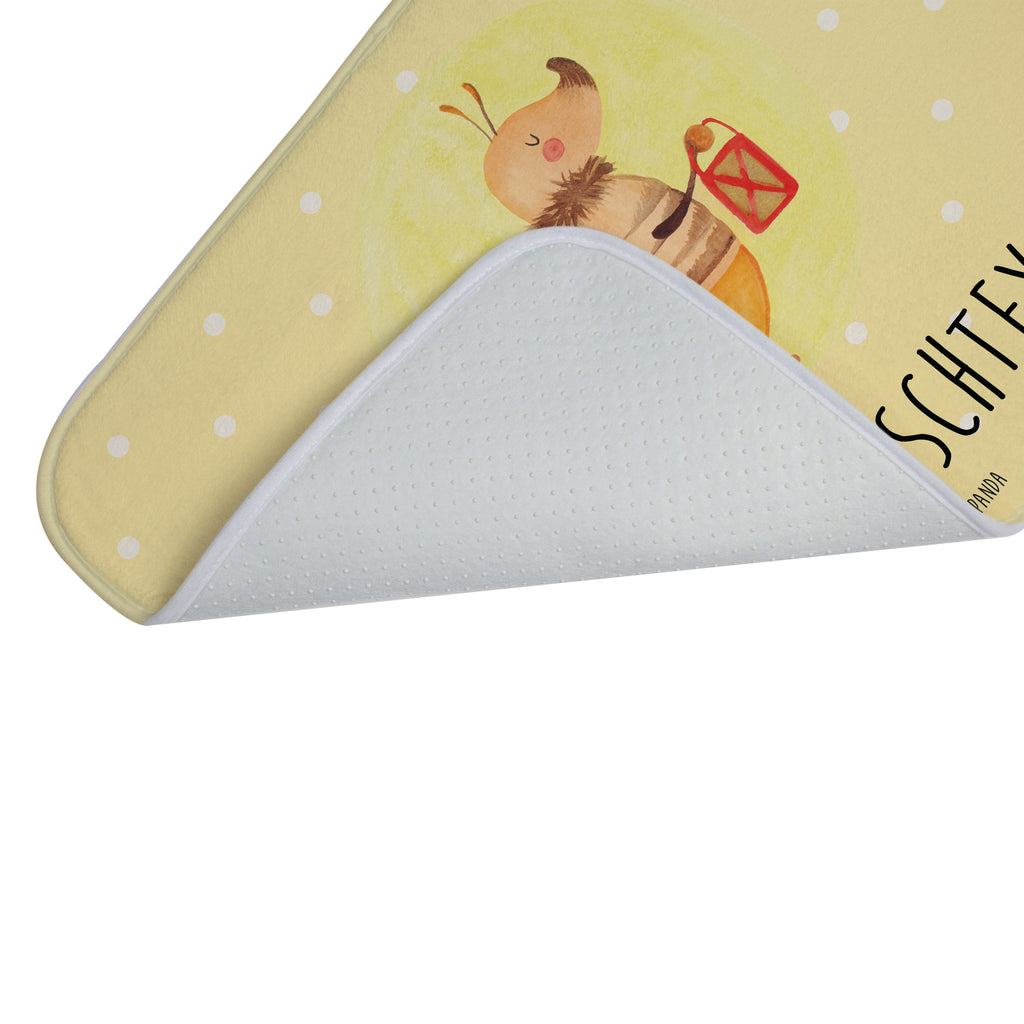 Personalisierter Badvorleger Glühwürmchen Personalisierte Badematte, Personalisierter Badteppich, Personalisierter Duschvorleger, Personalisierter Badezimmerteppich, Personalisierter Badezimmermatte, Personalisierter Badvorleger, Personalisierter Duschmatte, Personalisierter Duschteppich, Badematte mit Namen, Badteppich mit Namen, Duschvorleger mit Namen, Badezimmerteppich mit Namen, Badezimmermatte mit Namen, Badvorleger mit Namen, Duschmatte mit Namen, Duschteppich mit Namen, Wunschtext, Badvorleger selbst bedrucken, Wunschname, Personalisieren, Tiermotive, Gute Laune, lustige Sprüche, Tiere, Glühwürmchen, Glühwurm, Falter, Liebe, Leuchten, magisch, Liebesbeweis, Lieblingsmensch, Verlobung, Heiratsantrag, Jahrestag, Liebesspruch