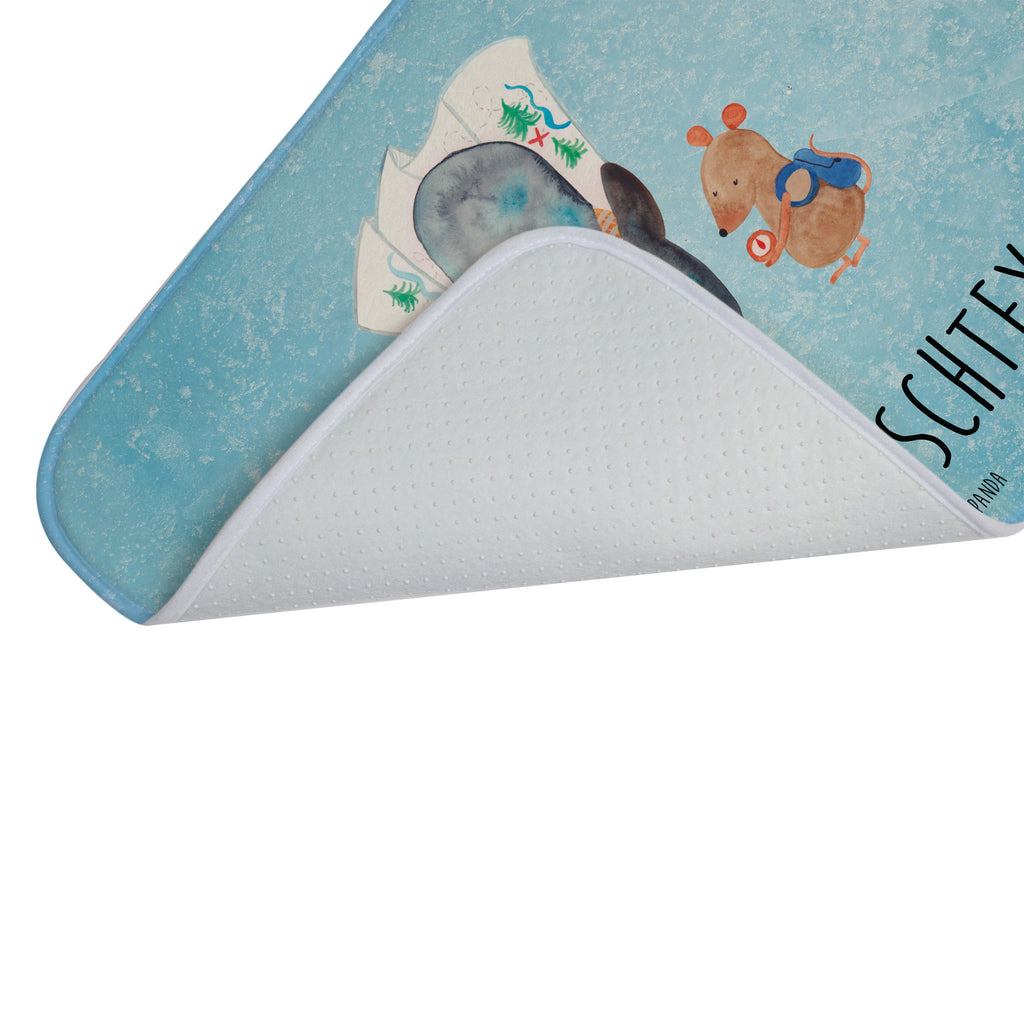 Personalisierter Badvorleger Pinguin & Maus Wanderer Personalisierte Badematte, Personalisierter Badteppich, Personalisierter Duschvorleger, Personalisierter Badezimmerteppich, Personalisierter Badezimmermatte, Personalisierter Badvorleger, Personalisierter Duschmatte, Personalisierter Duschteppich, Badematte mit Namen, Badteppich mit Namen, Duschvorleger mit Namen, Badezimmerteppich mit Namen, Badezimmermatte mit Namen, Badvorleger mit Namen, Duschmatte mit Namen, Duschteppich mit Namen, Wunschtext, Badvorleger selbst bedrucken, Wunschname, Personalisieren, Pinguin, Pinguine, Abenteurer, Abenteuer, Roadtrip, Ausflug, Wanderlust, wandern