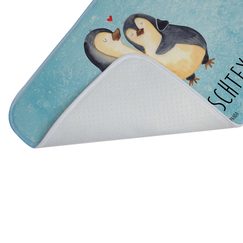 Personalisierter Badvorleger Pinguin umarmend Personalisierte Badematte, Personalisierter Badteppich, Personalisierter Duschvorleger, Personalisierter Badezimmerteppich, Personalisierter Badezimmermatte, Personalisierter Badvorleger, Personalisierter Duschmatte, Personalisierter Duschteppich, Badematte mit Namen, Badteppich mit Namen, Duschvorleger mit Namen, Badezimmerteppich mit Namen, Badezimmermatte mit Namen, Badvorleger mit Namen, Duschmatte mit Namen, Duschteppich mit Namen, Wunschtext, Badvorleger selbst bedrucken, Wunschname, Personalisieren, Pinguin, Liebe, Liebespaar, Liebesbeweis, Liebesgeschenk, Verlobung, Jahrestag, Hochzeitstag, Hochzeit, Hochzeitsgeschenk