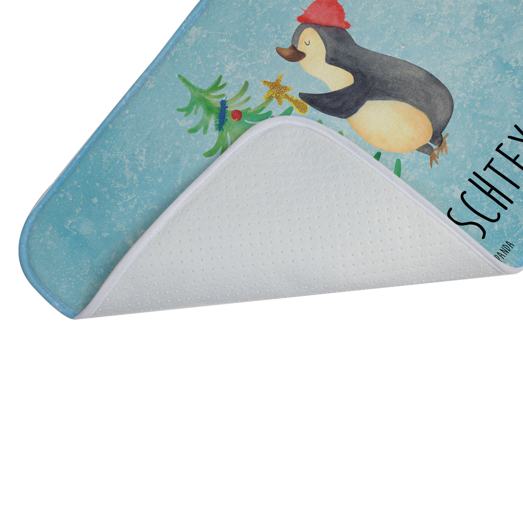Personalisierter Badvorleger Pinguin Weihnachtsbaum Personalisierte Badematte, Personalisierter Badteppich, Personalisierter Duschvorleger, Personalisierter Badezimmerteppich, Personalisierter Badezimmermatte, Personalisierter Badvorleger, Personalisierter Duschmatte, Personalisierter Duschteppich, Badematte mit Namen, Badteppich mit Namen, Duschvorleger mit Namen, Badezimmerteppich mit Namen, Badezimmermatte mit Namen, Badvorleger mit Namen, Duschmatte mit Namen, Duschteppich mit Namen, Wunschtext, Badvorleger selbst bedrucken, Wunschname, Personalisieren, Winter, Weihnachten, Weihnachtsdeko, Nikolaus, Advent, Heiligabend, Wintermotiv, Pinguin