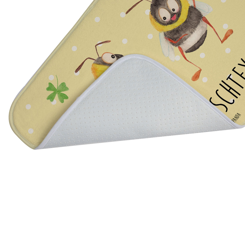 Personalisierter Badvorleger Hummeln mit Kleeblatt Personalisierte Badematte, Personalisierter Badteppich, Personalisierter Duschvorleger, Personalisierter Badezimmerteppich, Personalisierter Badezimmermatte, Personalisierter Badvorleger, Personalisierter Duschmatte, Personalisierter Duschteppich, Badematte mit Namen, Badteppich mit Namen, Duschvorleger mit Namen, Badezimmerteppich mit Namen, Badezimmermatte mit Namen, Badvorleger mit Namen, Duschmatte mit Namen, Duschteppich mit Namen, Wunschtext, Badvorleger selbst bedrucken, Wunschname, Personalisieren, Tiermotive, Gute Laune, lustige Sprüche, Tiere, Hummel, Biene, Spruch positiv, Biene Deko, Spruch schön, glücklich sein, glücklich werden, Spruch fröhlich
