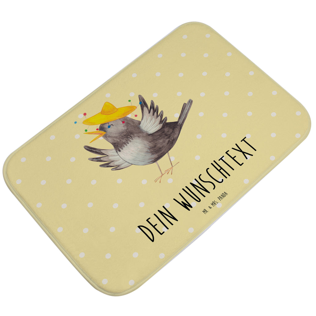 Personalisierter Badvorleger Rabe mit Sombrero Personalisierte Badematte, Personalisierter Badteppich, Personalisierter Duschvorleger, Personalisierter Badezimmerteppich, Personalisierter Badezimmermatte, Personalisierter Badvorleger, Personalisierter Duschmatte, Personalisierter Duschteppich, Badematte mit Namen, Badteppich mit Namen, Duschvorleger mit Namen, Badezimmerteppich mit Namen, Badezimmermatte mit Namen, Badvorleger mit Namen, Duschmatte mit Namen, Duschteppich mit Namen, Wunschtext, Badvorleger selbst bedrucken, Wunschname, Personalisieren, Tiermotive, Gute Laune, lustige Sprüche, Tiere, Rabe, Vogel, Vögel, Spruch positiv, fröhlich sein, glücklich sein, Glück Spruch, froh, Elster, Motivation