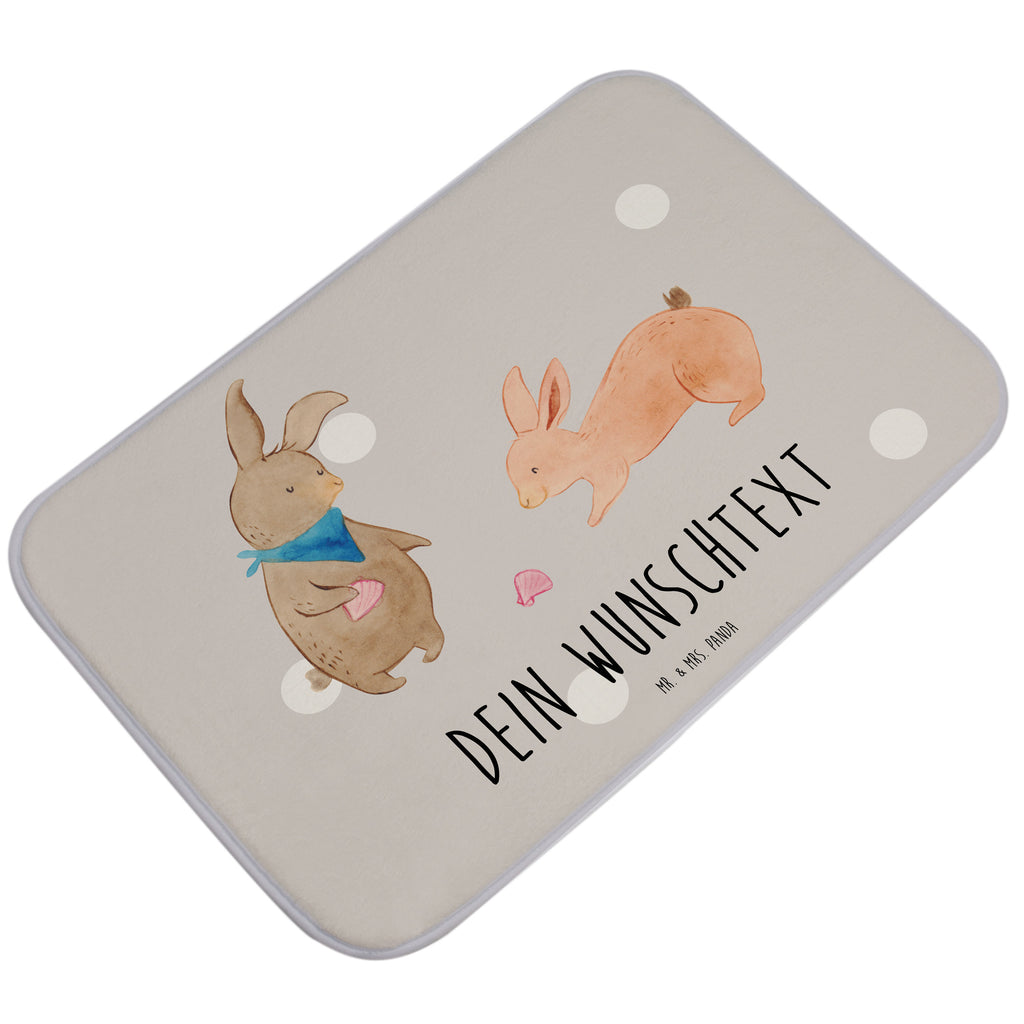 Personalisierter Badvorleger Hasen Muschel Personalisierte Badematte, Personalisierter Badteppich, Personalisierter Duschvorleger, Personalisierter Badezimmerteppich, Personalisierter Badezimmermatte, Personalisierter Badvorleger, Personalisierter Duschmatte, Personalisierter Duschteppich, Badematte mit Namen, Badteppich mit Namen, Duschvorleger mit Namen, Badezimmerteppich mit Namen, Badezimmermatte mit Namen, Badvorleger mit Namen, Duschmatte mit Namen, Duschteppich mit Namen, Wunschtext, Badvorleger selbst bedrucken, Wunschname, Personalisieren, Familie, Vatertag, Muttertag, Bruder, Schwester, Mama, Papa, Oma, Opa, Hasen, beste Freundin, Freundin, Freundinnen, best friends, BFF, Muscheln sammeln, Muscheln, Meer