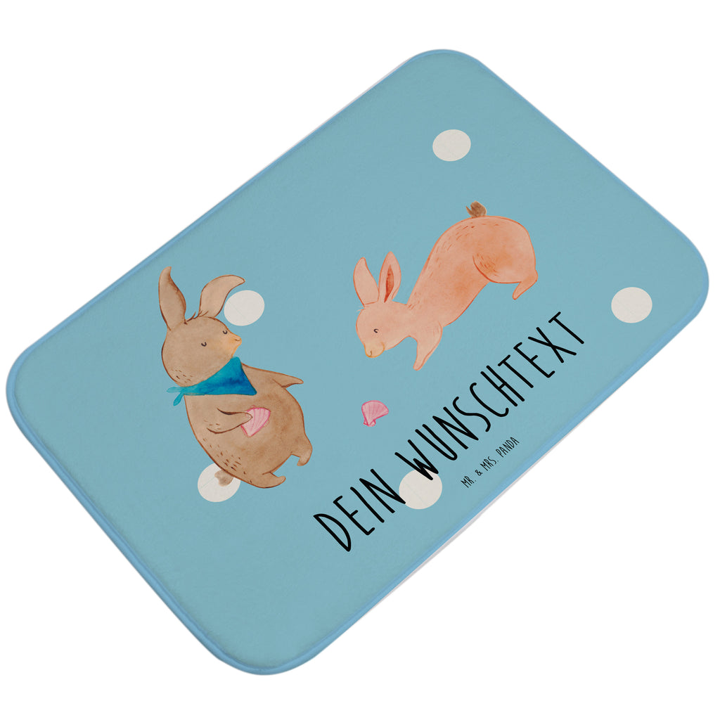 Personalisierter Badvorleger Hasen Muschel Personalisierte Badematte, Personalisierter Badteppich, Personalisierter Duschvorleger, Personalisierter Badezimmerteppich, Personalisierter Badezimmermatte, Personalisierter Badvorleger, Personalisierter Duschmatte, Personalisierter Duschteppich, Badematte mit Namen, Badteppich mit Namen, Duschvorleger mit Namen, Badezimmerteppich mit Namen, Badezimmermatte mit Namen, Badvorleger mit Namen, Duschmatte mit Namen, Duschteppich mit Namen, Wunschtext, Badvorleger selbst bedrucken, Wunschname, Personalisieren, Familie, Vatertag, Muttertag, Bruder, Schwester, Mama, Papa, Oma, Opa, Hasen, beste Freundin, Freundin, Freundinnen, best friends, BFF, Muscheln sammeln, Muscheln, Meer