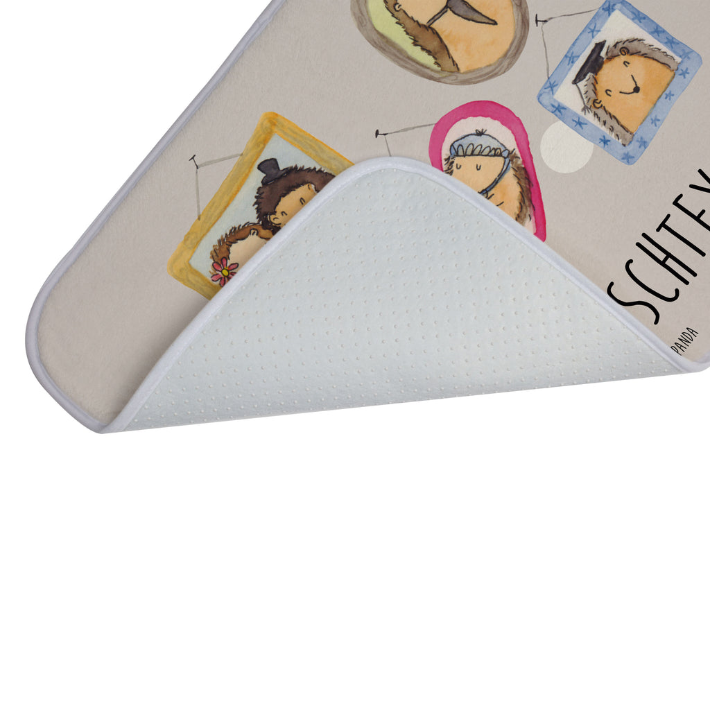 Personalisierter Badvorleger Igel Familie Personalisierte Badematte, Personalisierter Badteppich, Personalisierter Duschvorleger, Personalisierter Badezimmerteppich, Personalisierter Badezimmermatte, Personalisierter Badvorleger, Personalisierter Duschmatte, Personalisierter Duschteppich, Badematte mit Namen, Badteppich mit Namen, Duschvorleger mit Namen, Badezimmerteppich mit Namen, Badezimmermatte mit Namen, Badvorleger mit Namen, Duschmatte mit Namen, Duschteppich mit Namen, Wunschtext, Badvorleger selbst bedrucken, Wunschname, Personalisieren, Familie, Vatertag, Muttertag, Bruder, Schwester, Mama, Papa, Oma, Opa, Liebe, Igel, Bilder, Zusammenhalt, Glück