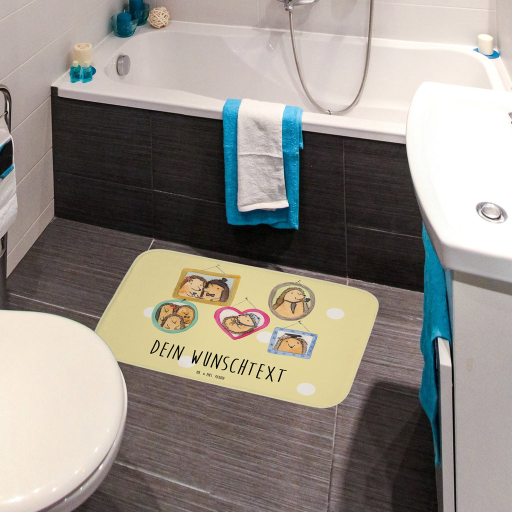 Personalisierter Badvorleger Igel Familie Personalisierte Badematte, Personalisierter Badteppich, Personalisierter Duschvorleger, Personalisierter Badezimmerteppich, Personalisierter Badezimmermatte, Personalisierter Badvorleger, Personalisierter Duschmatte, Personalisierter Duschteppich, Badematte mit Namen, Badteppich mit Namen, Duschvorleger mit Namen, Badezimmerteppich mit Namen, Badezimmermatte mit Namen, Badvorleger mit Namen, Duschmatte mit Namen, Duschteppich mit Namen, Wunschtext, Badvorleger selbst bedrucken, Wunschname, Personalisieren, Familie, Vatertag, Muttertag, Bruder, Schwester, Mama, Papa, Oma, Opa, Liebe, Igel, Bilder, Zusammenhalt, Glück