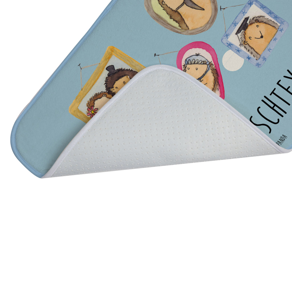 Personalisierter Badvorleger Igel Familie Personalisierte Badematte, Personalisierter Badteppich, Personalisierter Duschvorleger, Personalisierter Badezimmerteppich, Personalisierter Badezimmermatte, Personalisierter Badvorleger, Personalisierter Duschmatte, Personalisierter Duschteppich, Badematte mit Namen, Badteppich mit Namen, Duschvorleger mit Namen, Badezimmerteppich mit Namen, Badezimmermatte mit Namen, Badvorleger mit Namen, Duschmatte mit Namen, Duschteppich mit Namen, Wunschtext, Badvorleger selbst bedrucken, Wunschname, Personalisieren, Familie, Vatertag, Muttertag, Bruder, Schwester, Mama, Papa, Oma, Opa, Liebe, Igel, Bilder, Zusammenhalt, Glück