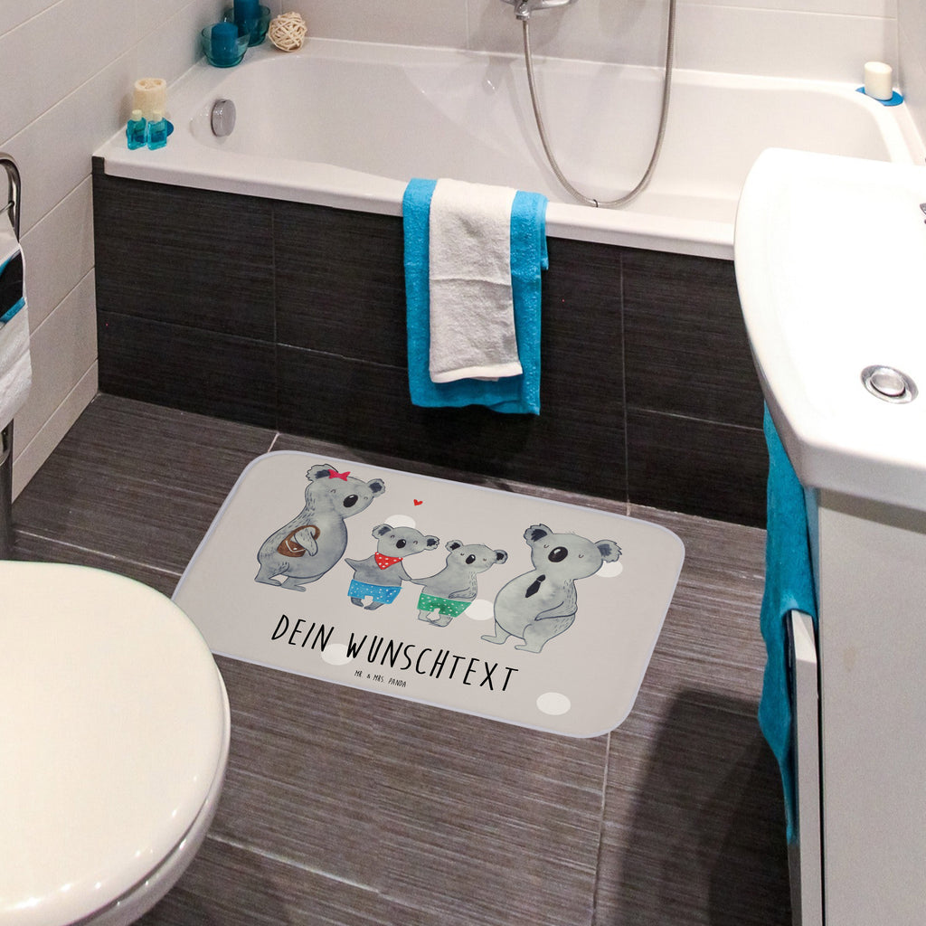 Personalisierter Badvorleger Koala Familie zwei Personalisierte Badematte, Personalisierter Badteppich, Personalisierter Duschvorleger, Personalisierter Badezimmerteppich, Personalisierter Badezimmermatte, Personalisierter Badvorleger, Personalisierter Duschmatte, Personalisierter Duschteppich, Badematte mit Namen, Badteppich mit Namen, Duschvorleger mit Namen, Badezimmerteppich mit Namen, Badezimmermatte mit Namen, Badvorleger mit Namen, Duschmatte mit Namen, Duschteppich mit Namen, Wunschtext, Badvorleger selbst bedrucken, Wunschname, Personalisieren, Familie, Vatertag, Muttertag, Bruder, Schwester, Mama, Papa, Oma, Opa, Koala, Koalabär, beste Familie, Familienzeit, Familienleben, Koalafamilie, Lieblingsfamilie