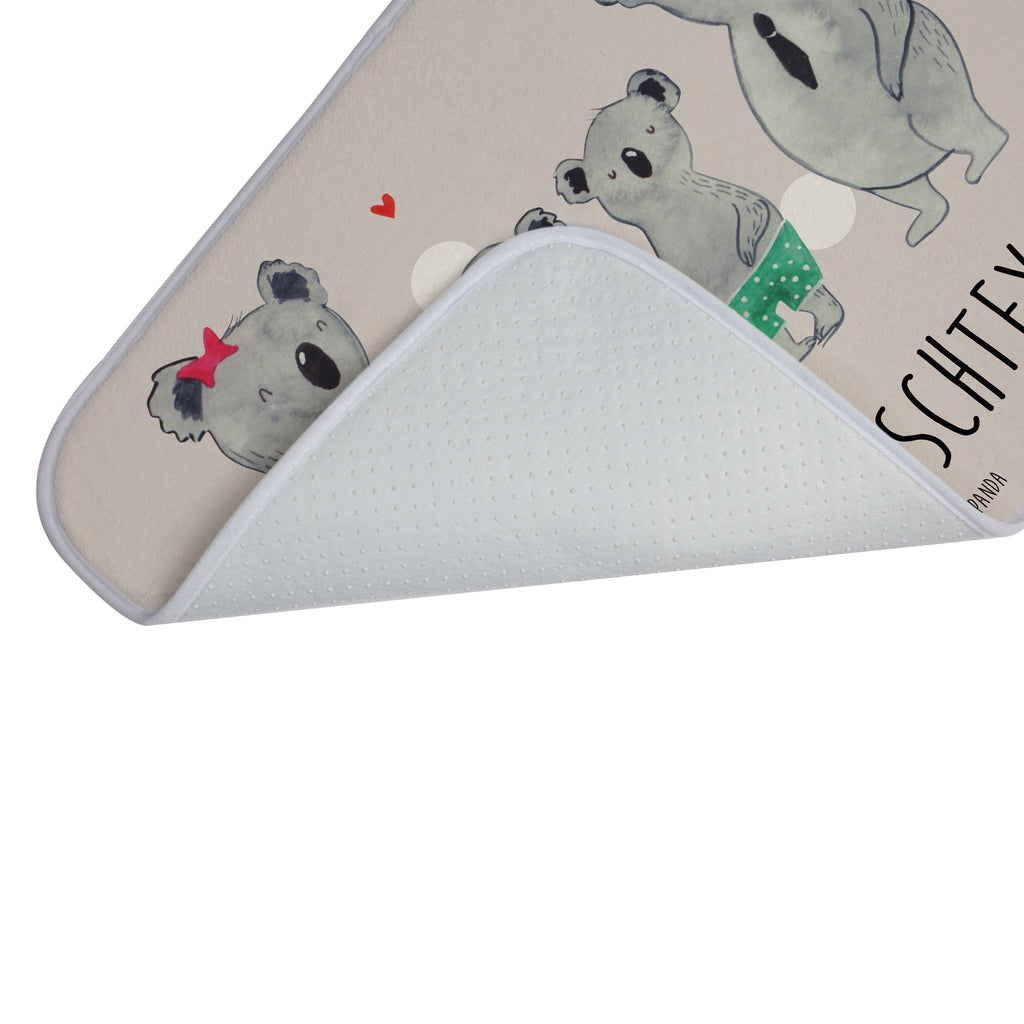 Personalisierter Badvorleger Koala Familie zwei Personalisierte Badematte, Personalisierter Badteppich, Personalisierter Duschvorleger, Personalisierter Badezimmerteppich, Personalisierter Badezimmermatte, Personalisierter Badvorleger, Personalisierter Duschmatte, Personalisierter Duschteppich, Badematte mit Namen, Badteppich mit Namen, Duschvorleger mit Namen, Badezimmerteppich mit Namen, Badezimmermatte mit Namen, Badvorleger mit Namen, Duschmatte mit Namen, Duschteppich mit Namen, Wunschtext, Badvorleger selbst bedrucken, Wunschname, Personalisieren, Familie, Vatertag, Muttertag, Bruder, Schwester, Mama, Papa, Oma, Opa, Koala, Koalabär, beste Familie, Familienzeit, Familienleben, Koalafamilie, Lieblingsfamilie
