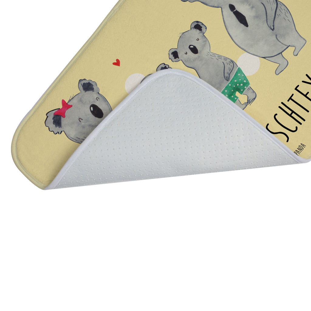 Personalisierter Badvorleger Koala Familie zwei Personalisierte Badematte, Personalisierter Badteppich, Personalisierter Duschvorleger, Personalisierter Badezimmerteppich, Personalisierter Badezimmermatte, Personalisierter Badvorleger, Personalisierter Duschmatte, Personalisierter Duschteppich, Badematte mit Namen, Badteppich mit Namen, Duschvorleger mit Namen, Badezimmerteppich mit Namen, Badezimmermatte mit Namen, Badvorleger mit Namen, Duschmatte mit Namen, Duschteppich mit Namen, Wunschtext, Badvorleger selbst bedrucken, Wunschname, Personalisieren, Familie, Vatertag, Muttertag, Bruder, Schwester, Mama, Papa, Oma, Opa, Koala, Koalabär, beste Familie, Familienzeit, Familienleben, Koalafamilie, Lieblingsfamilie
