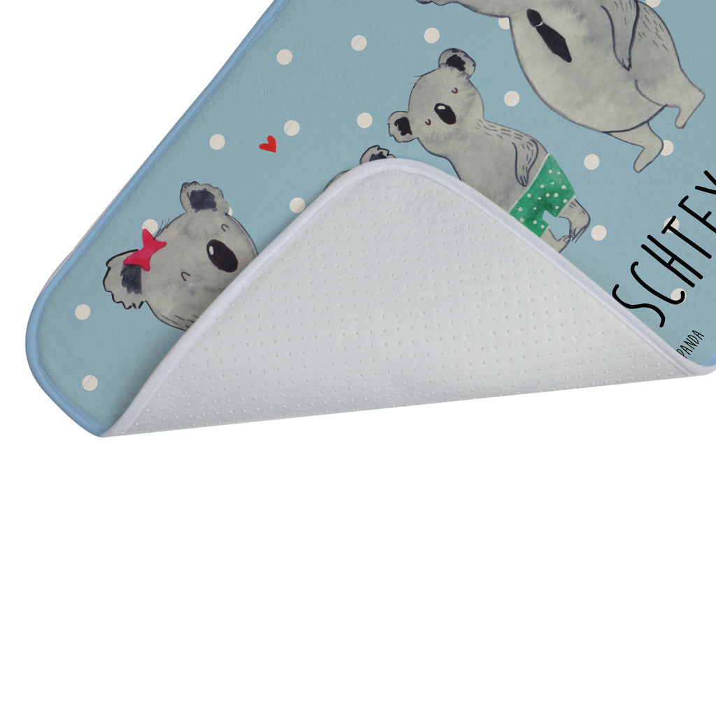 Personalisierter Badvorleger Koala Familie zwei Personalisierte Badematte, Personalisierter Badteppich, Personalisierter Duschvorleger, Personalisierter Badezimmerteppich, Personalisierter Badezimmermatte, Personalisierter Badvorleger, Personalisierter Duschmatte, Personalisierter Duschteppich, Badematte mit Namen, Badteppich mit Namen, Duschvorleger mit Namen, Badezimmerteppich mit Namen, Badezimmermatte mit Namen, Badvorleger mit Namen, Duschmatte mit Namen, Duschteppich mit Namen, Wunschtext, Badvorleger selbst bedrucken, Wunschname, Personalisieren, Familie, Vatertag, Muttertag, Bruder, Schwester, Mama, Papa, Oma, Opa, Koala, Koalabär, beste Familie, Familienzeit, Familienleben, Koalafamilie, Lieblingsfamilie
