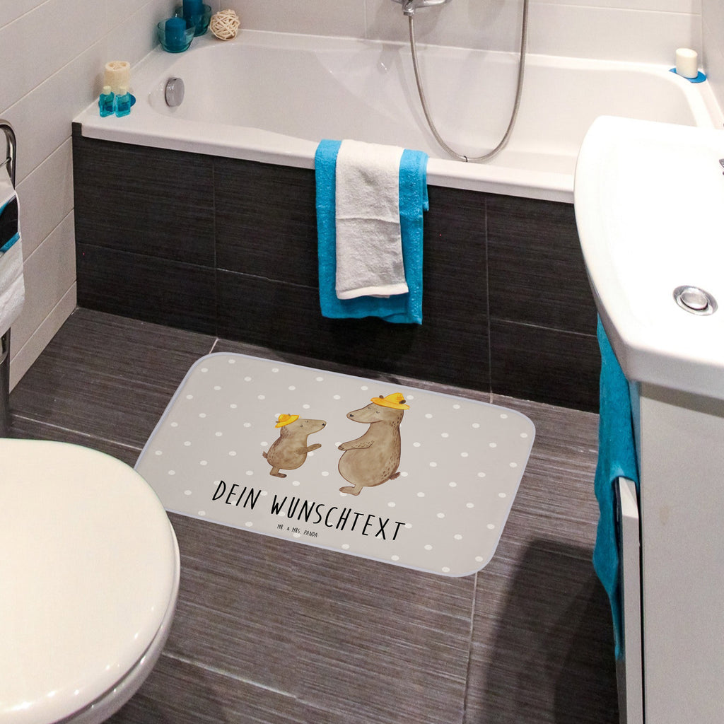 Personalisierter Badvorleger Bären mit Hut Personalisierte Badematte, Personalisierter Badteppich, Personalisierter Duschvorleger, Personalisierter Badezimmerteppich, Personalisierter Badezimmermatte, Personalisierter Badvorleger, Personalisierter Duschmatte, Personalisierter Duschteppich, Badematte mit Namen, Badteppich mit Namen, Duschvorleger mit Namen, Badezimmerteppich mit Namen, Badezimmermatte mit Namen, Badvorleger mit Namen, Duschmatte mit Namen, Duschteppich mit Namen, Wunschtext, Badvorleger selbst bedrucken, Wunschname, Personalisieren, Familie, Vatertag, Muttertag, Bruder, Schwester, Mama, Papa, Oma, Opa, Bär, Bären, Vater, Papi, Paps, Dad, Daddy, Lieblingsmensch, Sohn, Söhne, Kind, Kinder, Vater-Sohn, Family, Vorbild
