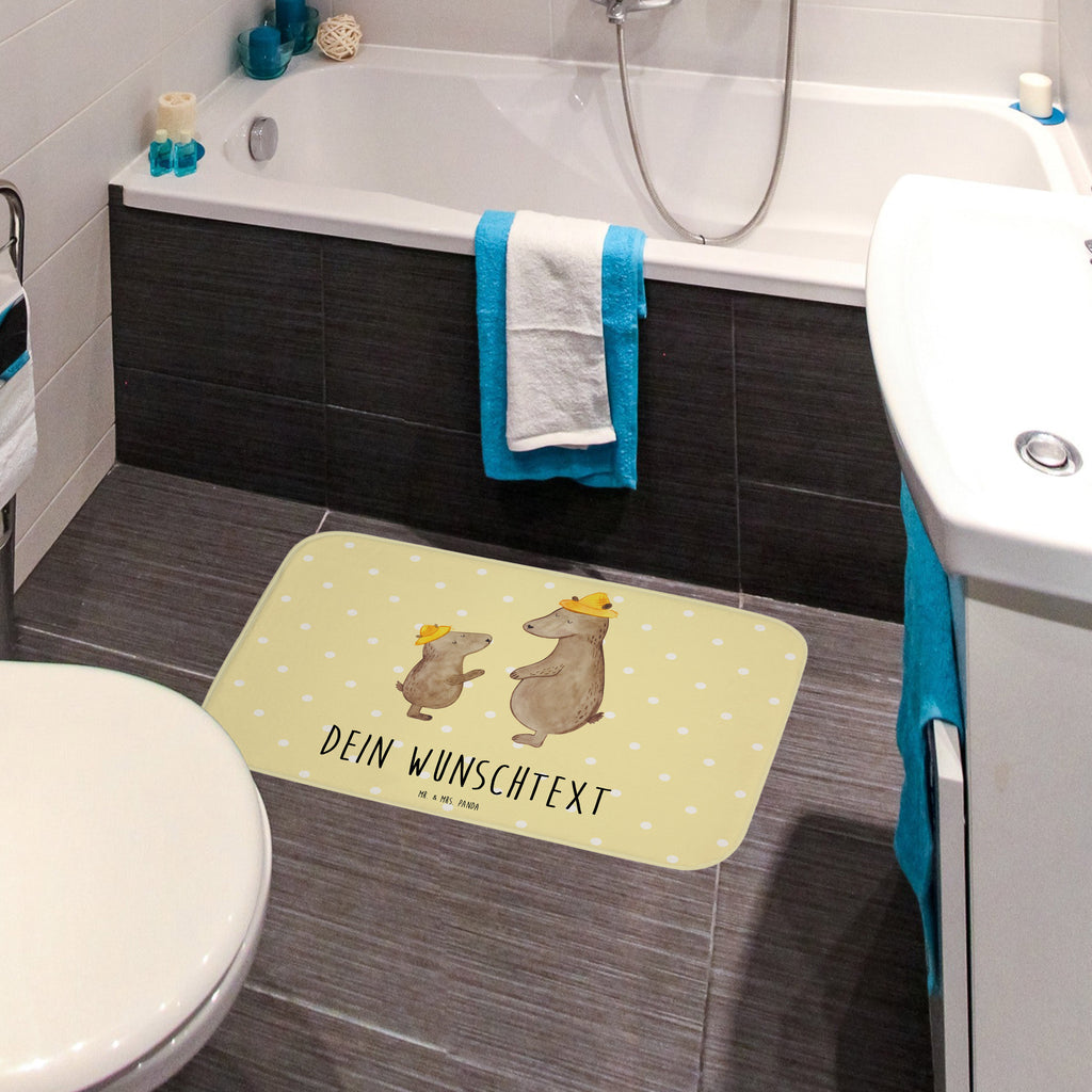 Personalisierter Badvorleger Bären mit Hut Personalisierte Badematte, Personalisierter Badteppich, Personalisierter Duschvorleger, Personalisierter Badezimmerteppich, Personalisierter Badezimmermatte, Personalisierter Badvorleger, Personalisierter Duschmatte, Personalisierter Duschteppich, Badematte mit Namen, Badteppich mit Namen, Duschvorleger mit Namen, Badezimmerteppich mit Namen, Badezimmermatte mit Namen, Badvorleger mit Namen, Duschmatte mit Namen, Duschteppich mit Namen, Wunschtext, Badvorleger selbst bedrucken, Wunschname, Personalisieren, Familie, Vatertag, Muttertag, Bruder, Schwester, Mama, Papa, Oma, Opa, Bär, Bären, Vater, Papi, Paps, Dad, Daddy, Lieblingsmensch, Sohn, Söhne, Kind, Kinder, Vater-Sohn, Family, Vorbild