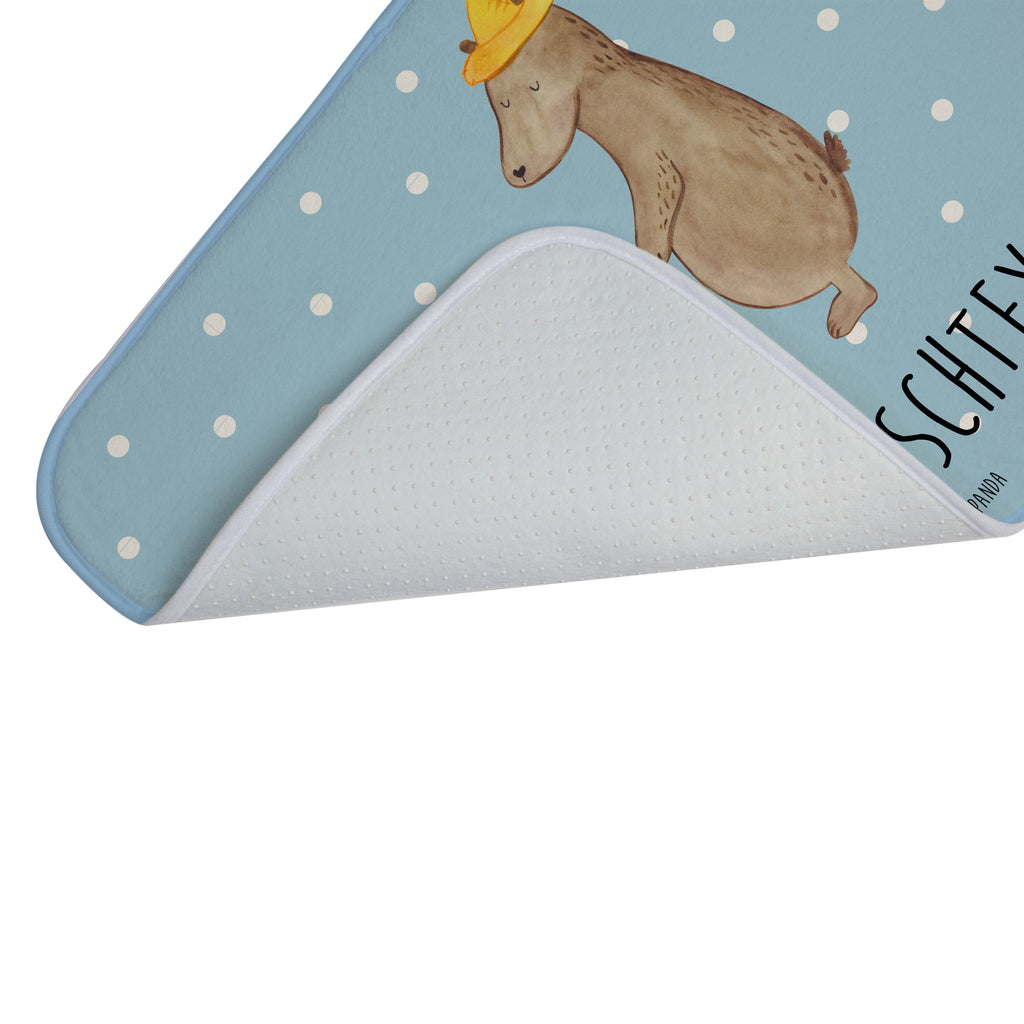 Personalisierter Badvorleger Bären mit Hut Personalisierte Badematte, Personalisierter Badteppich, Personalisierter Duschvorleger, Personalisierter Badezimmerteppich, Personalisierter Badezimmermatte, Personalisierter Badvorleger, Personalisierter Duschmatte, Personalisierter Duschteppich, Badematte mit Namen, Badteppich mit Namen, Duschvorleger mit Namen, Badezimmerteppich mit Namen, Badezimmermatte mit Namen, Badvorleger mit Namen, Duschmatte mit Namen, Duschteppich mit Namen, Wunschtext, Badvorleger selbst bedrucken, Wunschname, Personalisieren, Familie, Vatertag, Muttertag, Bruder, Schwester, Mama, Papa, Oma, Opa, Bär, Bären, Vater, Papi, Paps, Dad, Daddy, Lieblingsmensch, Sohn, Söhne, Kind, Kinder, Vater-Sohn, Family, Vorbild