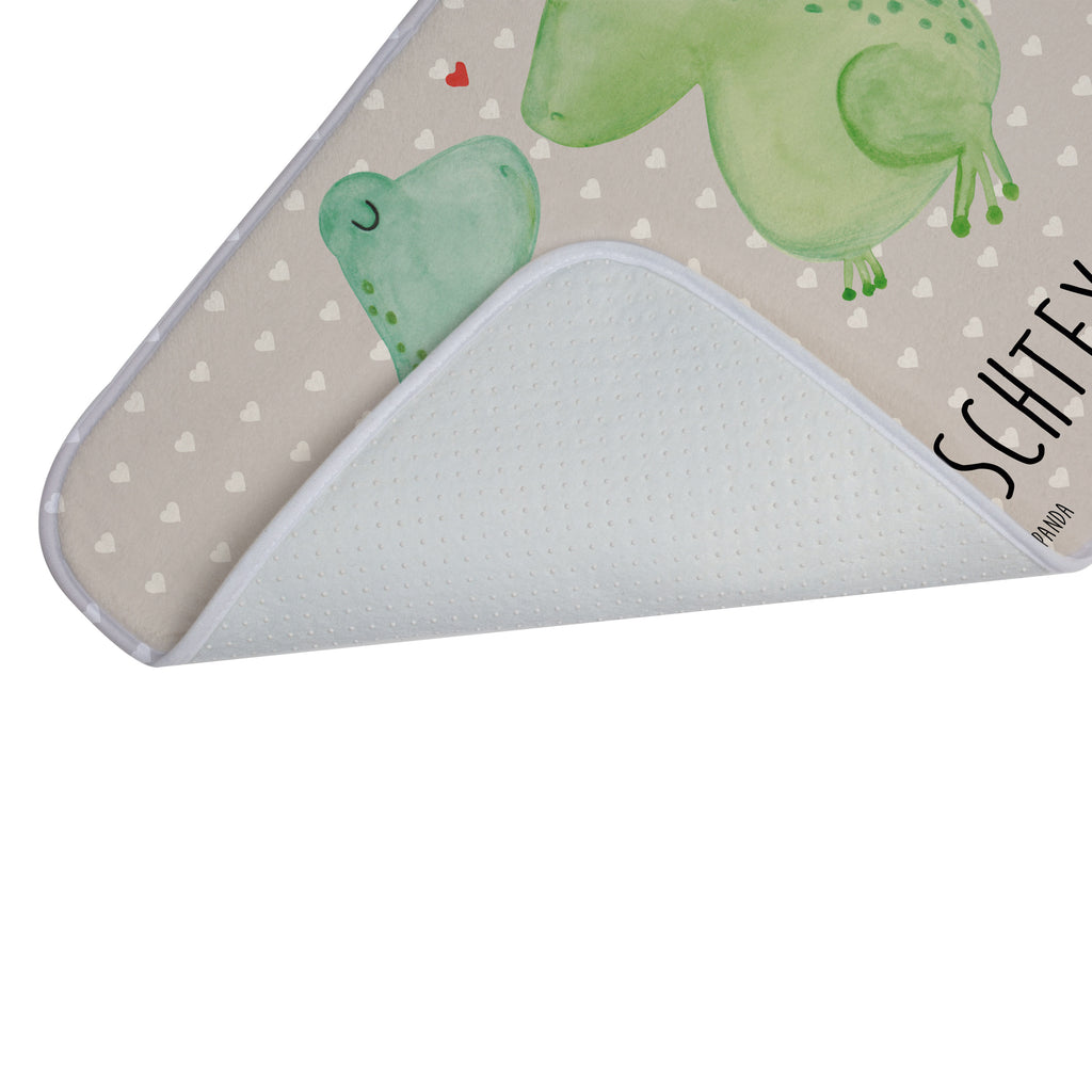 Personalisierter Badvorleger Frosch Liebe Personalisierte Badematte, Personalisierter Badteppich, Personalisierter Duschvorleger, Personalisierter Badezimmerteppich, Personalisierter Badezimmermatte, Personalisierter Badvorleger, Personalisierter Duschmatte, Personalisierter Duschteppich, Badematte mit Namen, Badteppich mit Namen, Duschvorleger mit Namen, Badezimmerteppich mit Namen, Badezimmermatte mit Namen, Badvorleger mit Namen, Duschmatte mit Namen, Duschteppich mit Namen, Wunschtext, Badvorleger selbst bedrucken, Wunschname, Personalisieren, Liebe, Partner, Freund, Freundin, Ehemann, Ehefrau, Heiraten, Verlobung, Heiratsantrag, Liebesgeschenk, Jahrestag, Hocheitstag, Verliebt, Verlobt, Verheiratet, Geschenk Freundin, Geschenk Freund, Liebesbeweis, Hochzeitstag, Geschenk Hochzeit, Frosch, Frösche, Froschkönig, Fröschchen