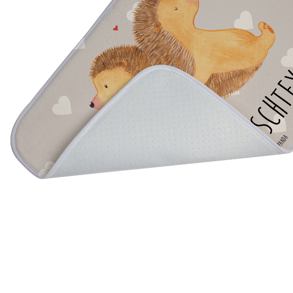 Personalisierter Badvorleger Igel händchenhaltend Personalisierte Badematte, Personalisierter Badteppich, Personalisierter Duschvorleger, Personalisierter Badezimmerteppich, Personalisierter Badezimmermatte, Personalisierter Badvorleger, Personalisierter Duschmatte, Personalisierter Duschteppich, Badematte mit Namen, Badteppich mit Namen, Duschvorleger mit Namen, Badezimmerteppich mit Namen, Badezimmermatte mit Namen, Badvorleger mit Namen, Duschmatte mit Namen, Duschteppich mit Namen, Wunschtext, Badvorleger selbst bedrucken, Wunschname, Personalisieren, Liebe, Partner, Freund, Freundin, Ehemann, Ehefrau, Heiraten, Verlobung, Heiratsantrag, Liebesgeschenk, Jahrestag, Hocheitstag, Igel, Igelliebe, Hand in Hand, Liebesbeweis, große Liebe, Liebesbotschaft, Hochzeit, Lieblingsmensch, Gemeinsamkeit, Love, Geschenk für zwei