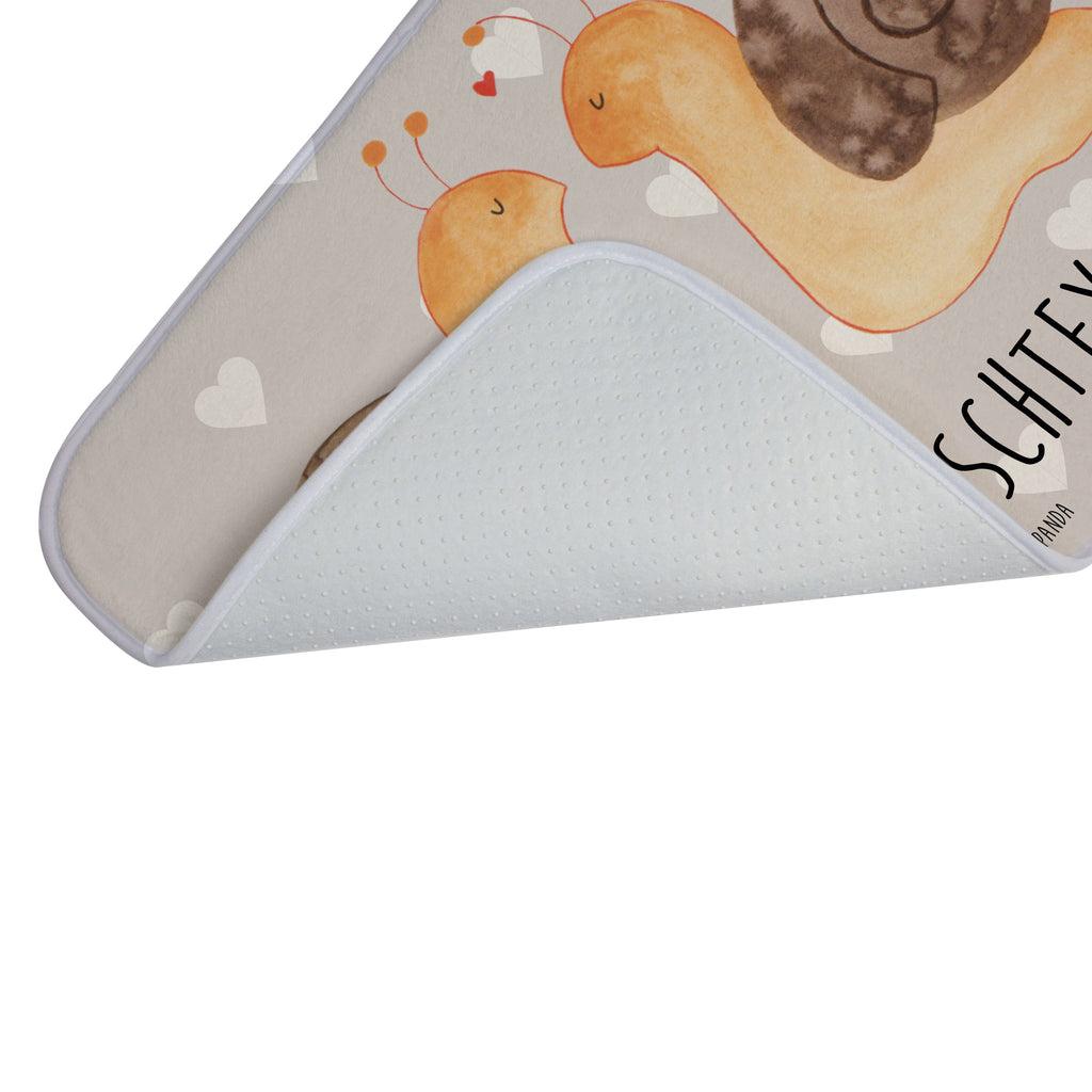 Personalisierter Badvorleger Schnecken Liebe Personalisierte Badematte, Personalisierter Badteppich, Personalisierter Duschvorleger, Personalisierter Badezimmerteppich, Personalisierter Badezimmermatte, Personalisierter Badvorleger, Personalisierter Duschmatte, Personalisierter Duschteppich, Badematte mit Namen, Badteppich mit Namen, Duschvorleger mit Namen, Badezimmerteppich mit Namen, Badezimmermatte mit Namen, Badvorleger mit Namen, Duschmatte mit Namen, Duschteppich mit Namen, Wunschtext, Badvorleger selbst bedrucken, Wunschname, Personalisieren, Liebe, Partner, Freund, Freundin, Ehemann, Ehefrau, Heiraten, Verlobung, Heiratsantrag, Liebesgeschenk, Jahrestag, Hocheitstag