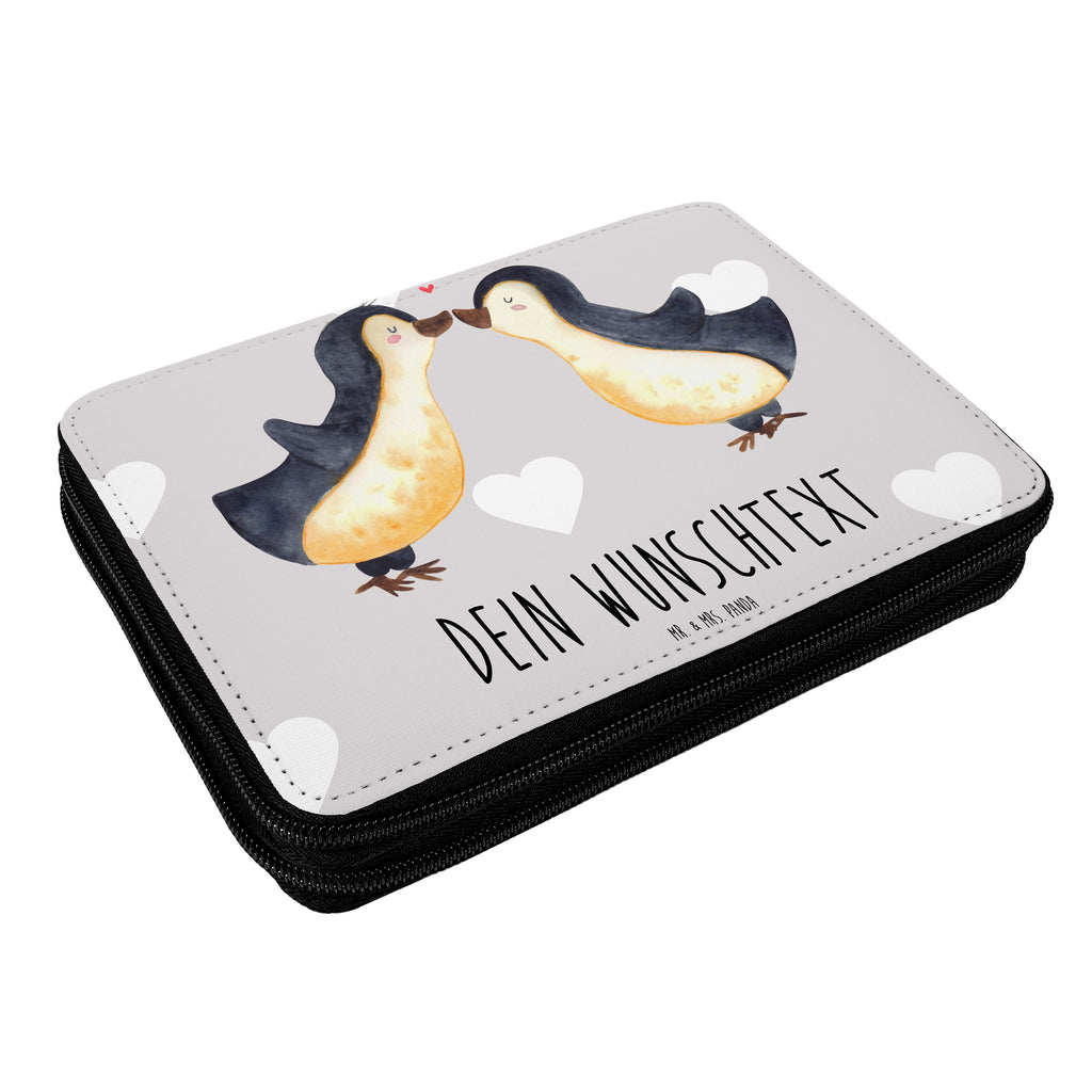 Personalisierte Federmappe Pinguine Kuss Personalisierte Federmappe, Personalisierte Stiftetasche, PersonalisierteS Stifte Etui, Schule, Einschulung, Geschenk, Kind, Schüler, Schülerin, Personalisierte Stifterolle, PersonalisierteS Federmäppchen, Motiv, Grundschule, Federmäppchen bedruckt, Büro Stifte Etui, Bestückte Federmappe, Kinder Federmappe, Federmappe Einschulung, Federmappe mit Namen, Stiftemappe mit Namen, Stifterolle mit Namen, Federmäppchen mit Namen, Liebe, Partner, Freund, Freundin, Ehemann, Ehefrau, Heiraten, Verlobung, Heiratsantrag, Liebesgeschenk, Jahrestag, Hocheitstag, Valentinstag, Geschenk für Frauen, Hochzeitstag, Mitbringsel, Geschenk für Freundin, Geschenk für Partner, Liebesbeweis, für Männer, für Ehemann