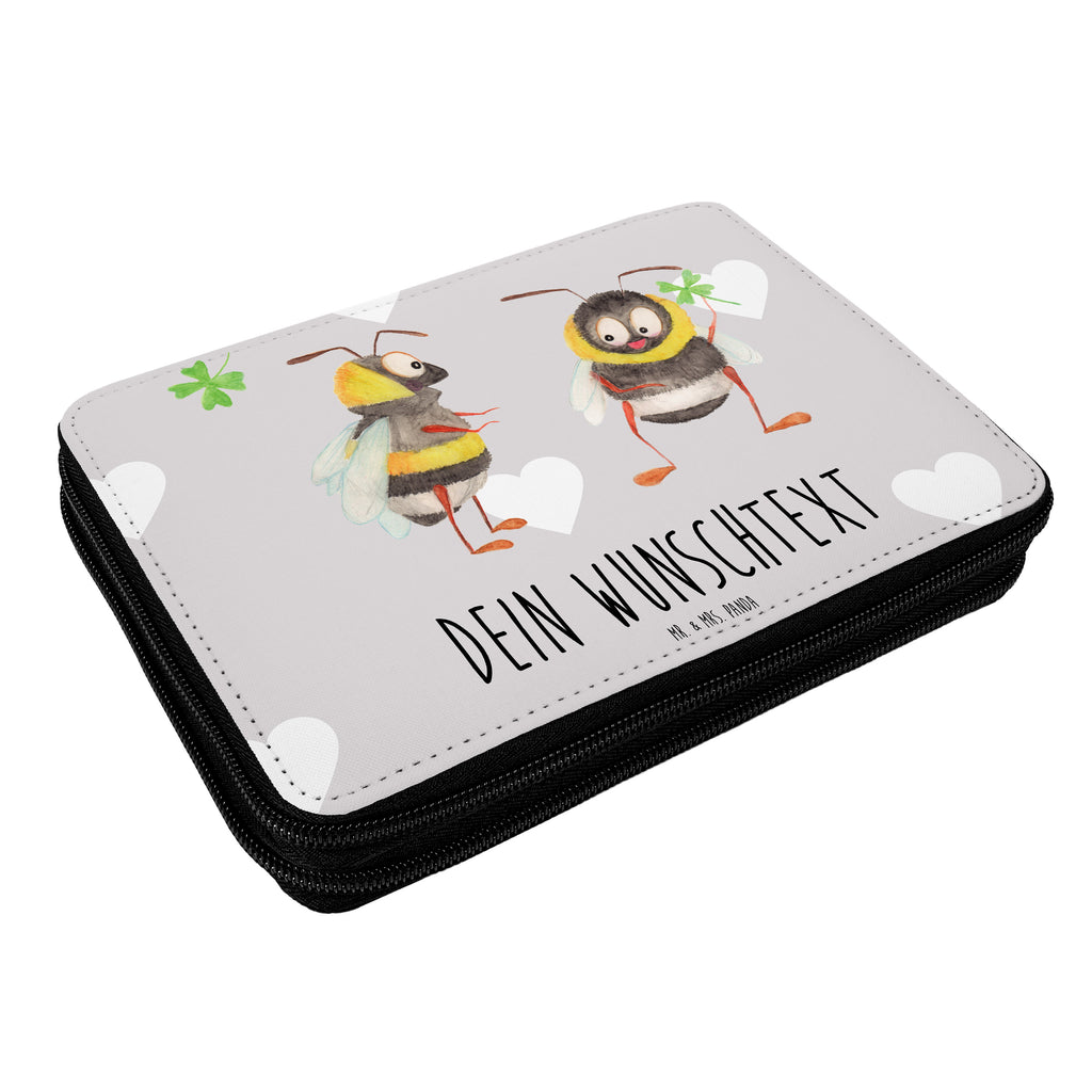Personalisierte Federmappe Bienen Paar Personalisierte Federmappe, Personalisierte Stiftetasche, PersonalisierteS Stifte Etui, Schule, Einschulung, Geschenk, Kind, Schüler, Schülerin, Personalisierte Stifterolle, PersonalisierteS Federmäppchen, Motiv, Grundschule, Federmäppchen bedruckt, Büro Stifte Etui, Bestückte Federmappe, Kinder Federmappe, Federmappe Einschulung, Federmappe mit Namen, Stiftemappe mit Namen, Stifterolle mit Namen, Federmäppchen mit Namen, Liebe, Partner, Freund, Freundin, Ehemann, Ehefrau, Heiraten, Verlobung, Heiratsantrag, Liebesgeschenk, Jahrestag, Hocheitstag, Valentinstag, Geschenk für Frauen, Hochzeitstag, Mitbringsel, Geschenk für Freundin, Geschenk für Partner, Liebesbeweis, für Männer, für Ehemann, Schildkröten, verliebte Schildkröten