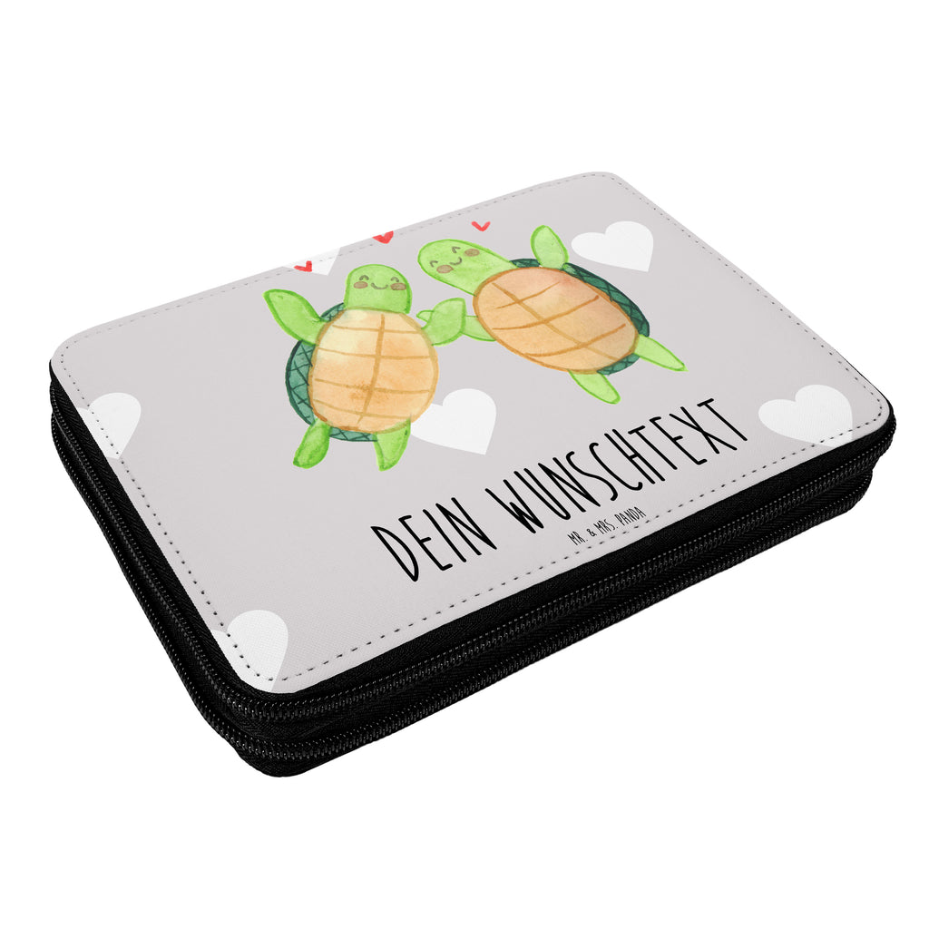Personalisierte Federmappe Schildkröten Paar Personalisierte Federmappe, Personalisierte Stiftetasche, PersonalisierteS Stifte Etui, Schule, Einschulung, Geschenk, Kind, Schüler, Schülerin, Personalisierte Stifterolle, PersonalisierteS Federmäppchen, Motiv, Grundschule, Federmäppchen bedruckt, Büro Stifte Etui, Bestückte Federmappe, Kinder Federmappe, Federmappe Einschulung, Federmappe mit Namen, Stiftemappe mit Namen, Stifterolle mit Namen, Federmäppchen mit Namen, Liebe, Partner, Freund, Freundin, Ehemann, Ehefrau, Heiraten, Verlobung, Heiratsantrag, Liebesgeschenk, Jahrestag, Hocheitstag, Valentinstag, Geschenk für Frauen, Hochzeitstag, Mitbringsel, Geschenk für Freundin, Geschenk für Partner, Liebesbeweis, für Männer, für Ehemann