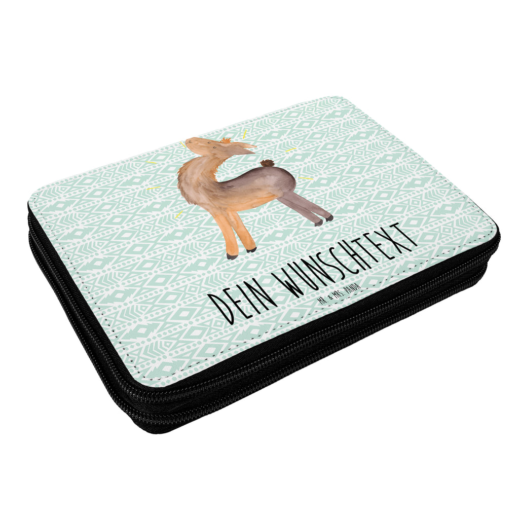 Personalisierte Federmappe Lama stolz Personalisierte Federmappe, Personalisierte Stiftetasche, PersonalisierteS Stifte Etui, Schule, Einschulung, Geschenk, Kind, Schüler, Schülerin, Personalisierte Stifterolle, PersonalisierteS Federmäppchen, Motiv, Grundschule, Federmäppchen bedruckt, Büro Stifte Etui, Bestückte Federmappe, Kinder Federmappe, Federmappe Einschulung, Federmappe mit Namen, Stiftemappe mit Namen, Stifterolle mit Namen, Federmäppchen mit Namen, Lama, Alpaka, Lamas, Außenseiter, Anders, Neustart, stolz, Hippie, Freundin, Freundinnen, beste Freundin, Kumpel, Familie, Family