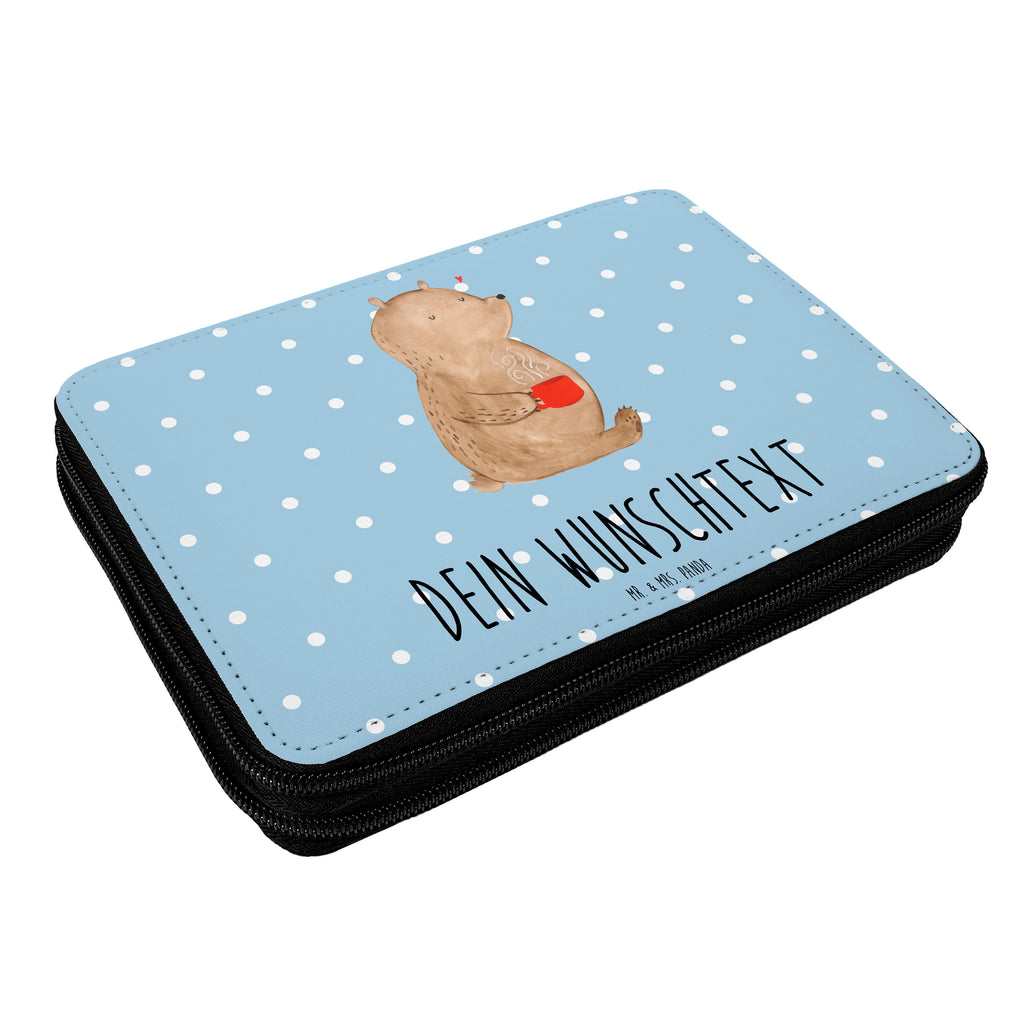 Personalisierte Federmappe Bär Kaffee Personalisierte Federmappe, Personalisierte Stiftetasche, PersonalisierteS Stifte Etui, Schule, Einschulung, Geschenk, Kind, Schüler, Schülerin, Personalisierte Stifterolle, PersonalisierteS Federmäppchen, Motiv, Grundschule, Federmäppchen bedruckt, Büro Stifte Etui, Bestückte Federmappe, Kinder Federmappe, Federmappe Einschulung, Federmappe mit Namen, Stiftemappe mit Namen, Stifterolle mit Namen, Federmäppchen mit Namen, Bär, Teddy, Teddybär, Kaffee, Coffee, Bären, guten Morgen, Morgenroutine, Welt erobern, Welt retten, Motivation