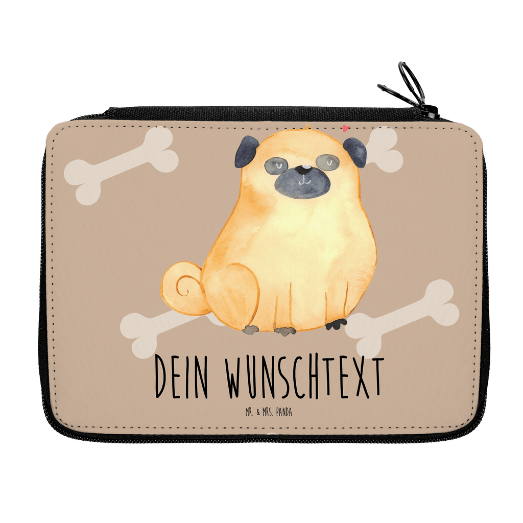 Personalisierte Federmappe Mops Personalisierte Federmappe, Personalisierte Stiftetasche, PersonalisierteS Stifte Etui, Schule, Einschulung, Geschenk, Kind, Schüler, Schülerin, Personalisierte Stifterolle, PersonalisierteS Federmäppchen, Motiv, Grundschule, Federmäppchen bedruckt, Büro Stifte Etui, Bestückte Federmappe, Kinder Federmappe, Federmappe Einschulung, Federmappe mit Namen, Stiftemappe mit Namen, Stifterolle mit Namen, Federmäppchen mit Namen, Hund, Hundemotiv, Haustier, Hunderasse, Tierliebhaber, Hundebesitzer, Sprüche, Mops, Liebe, Hundeliebe