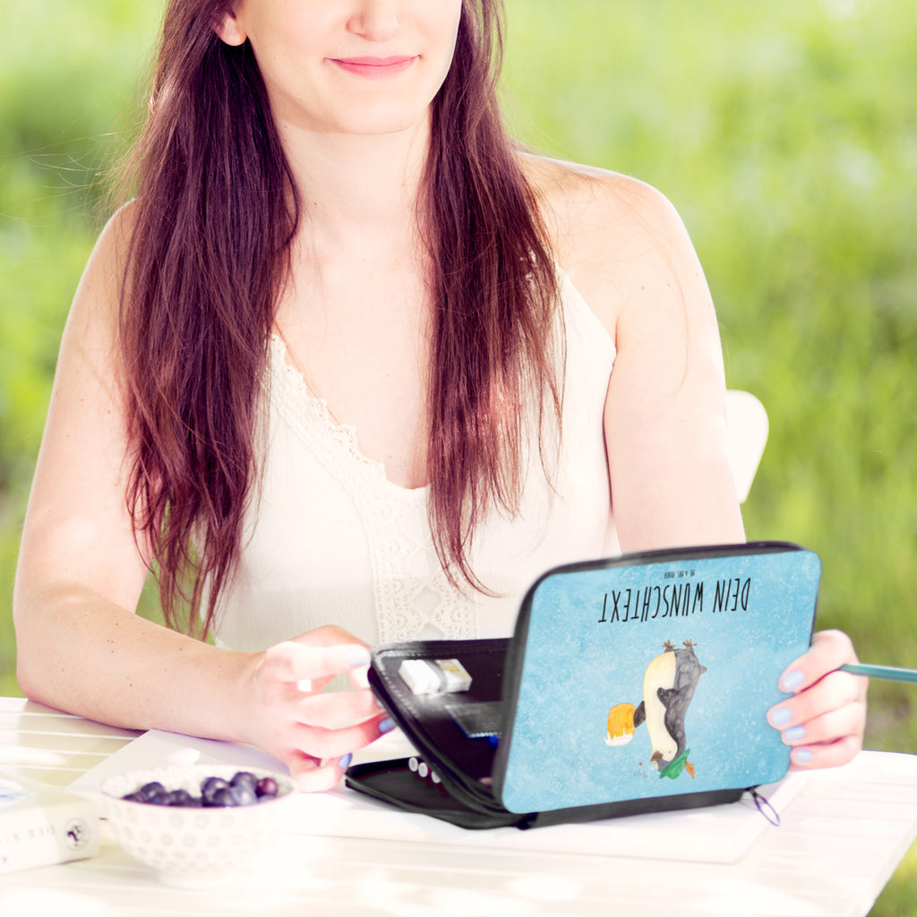 Personalisierte Federmappe Pinguin Bier Personalisierte Federmappe, Personalisierte Stiftetasche, PersonalisierteS Stifte Etui, Schule, Einschulung, Geschenk, Kind, Schüler, Schülerin, Personalisierte Stifterolle, PersonalisierteS Federmäppchen, Motiv, Grundschule, Federmäppchen bedruckt, Büro Stifte Etui, Bestückte Federmappe, Kinder Federmappe, Federmappe Einschulung, Federmappe mit Namen, Stiftemappe mit Namen, Stifterolle mit Namen, Federmäppchen mit Namen, Pinguin, Pinguine, Bier, Oktoberfest