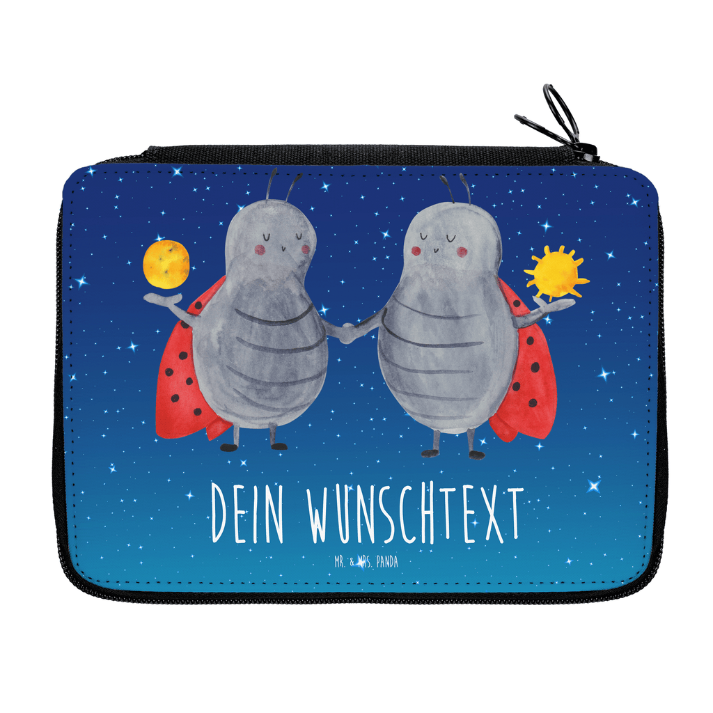 Personalisierte Federmappe Sternzeichen Zwilling Personalisierte Federmappe, Personalisierte Stiftetasche, PersonalisierteS Stifte Etui, Schule, Einschulung, Geschenk, Kind, Schüler, Schülerin, Personalisierte Stifterolle, PersonalisierteS Federmäppchen, Motiv, Grundschule, Federmäppchen bedruckt, Büro Stifte Etui, Bestückte Federmappe, Kinder Federmappe, Federmappe Einschulung, Federmappe mit Namen, Stiftemappe mit Namen, Stifterolle mit Namen, Federmäppchen mit Namen, Tierkreiszeichen, Sternzeichen, Horoskop, Astrologie, Aszendent, Zwillinge, Zwilling Geschenk, Zwilling Sternzeichen, Geburtstag Mai, Geschenk Mai, Geschenk Juni, Marienkäfer, Glückskäfer, Zwillingsbruder, Zwillingsschwester