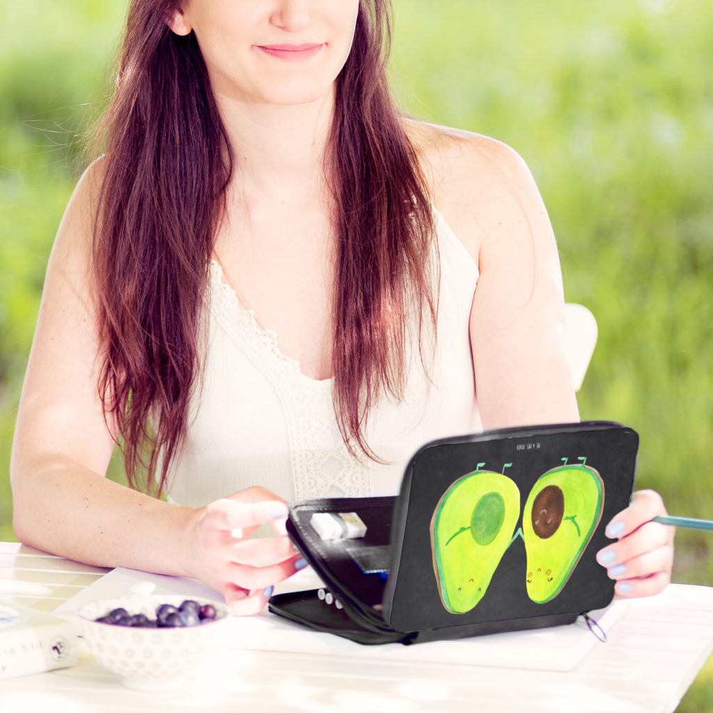 Federmappe Avocado Pärchen Federmappe, Stiftetasche, Stifte Etui, Schule, Einschulung, Geschenk, Kind, Schüler, Schülerin, Stifterolle, Federmäppchen, Motiv, Grundschule, Federmäppchen bedruckt, Büro Stifte Etui, Bestückte Federmappe, Kinder Federmappe, Federmappe Einschulung, Avocado, Veggie, Vegan, Gesund, Avocuddle, Liebe, Schwangerschaft, Familie, Babyshower, Babyparty, Hochzeit, Kinder, Avocados, Geburt