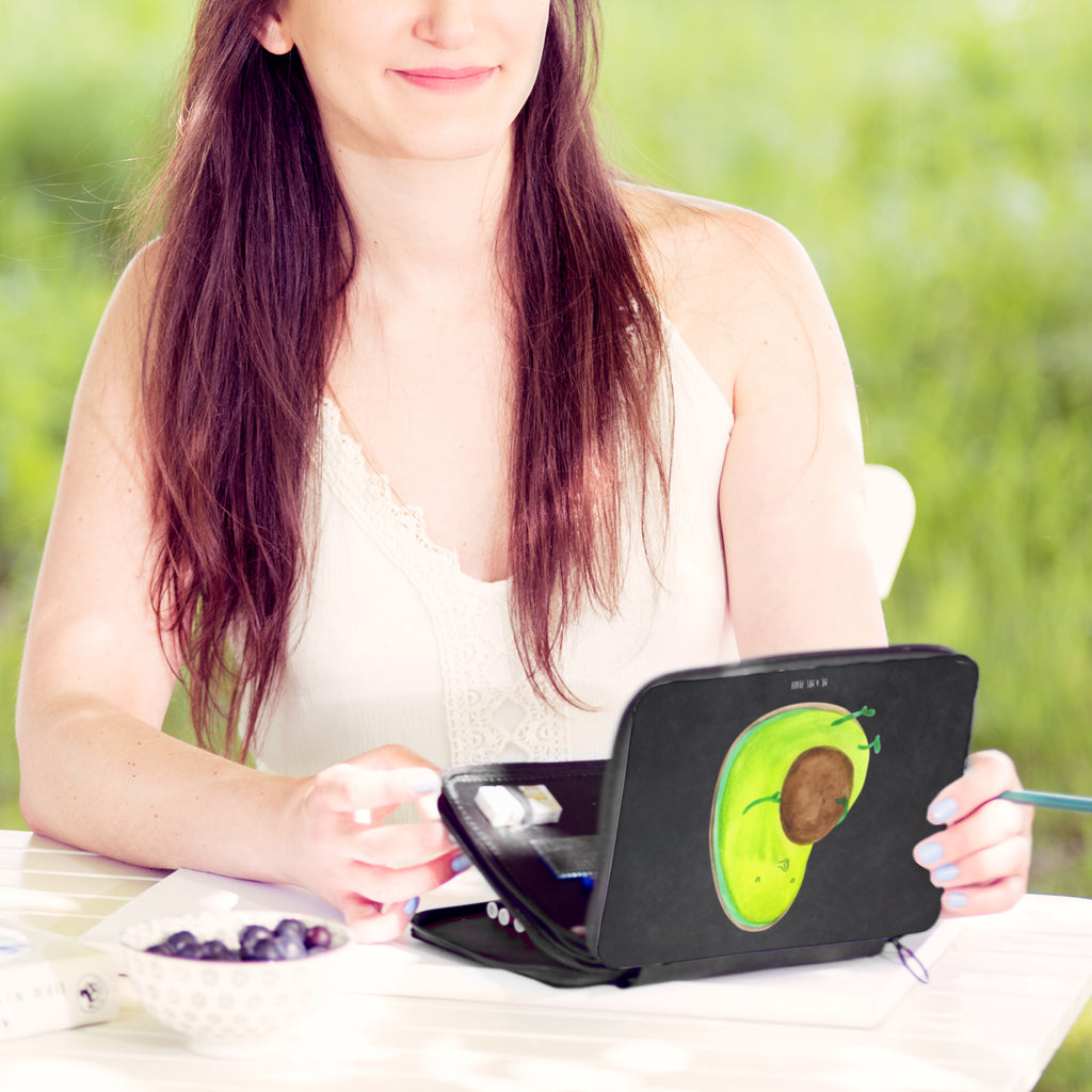 Federmappe Avocado pfeift Federmappe, Stiftetasche, Stifte Etui, Schule, Einschulung, Geschenk, Kind, Schüler, Schülerin, Stifterolle, Federmäppchen, Motiv, Grundschule, Federmäppchen bedruckt, Büro Stifte Etui, Bestückte Federmappe, Kinder Federmappe, Federmappe Einschulung, Avocado, Veggie, Vegan, Gesund, Diät, Abnehmen, Ernährung, dick sein, Pummelfee