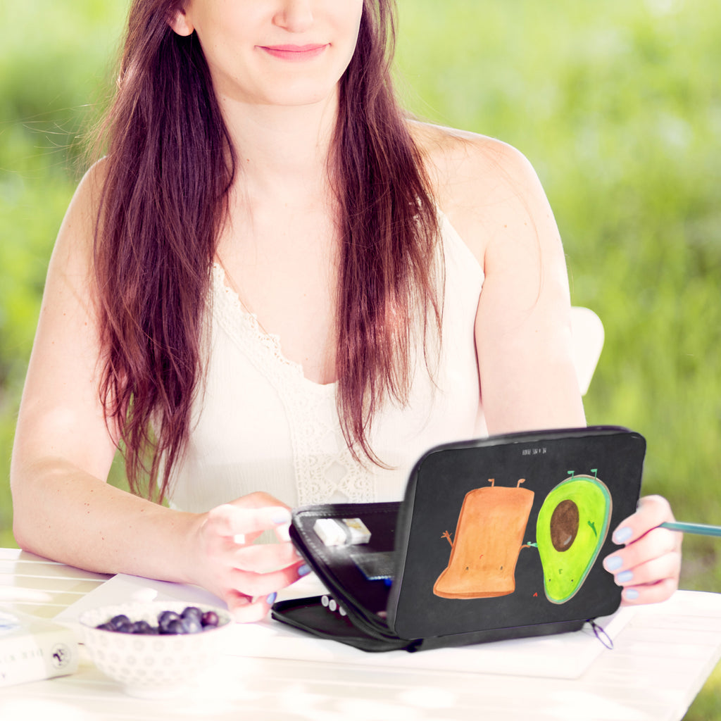 Federmappe Avocado + Toast Federmappe, Stiftetasche, Stifte Etui, Schule, Einschulung, Geschenk, Kind, Schüler, Schülerin, Stifterolle, Federmäppchen, Motiv, Grundschule, Federmäppchen bedruckt, Büro Stifte Etui, Bestückte Federmappe, Kinder Federmappe, Federmappe Einschulung, Avocado, Veggie, Vegan, Gesund, Toast, Toastbrot, Liebespaar, Pärchen, Freund, Freundin, Verlobt, Verlobungsparty, Hochzeit, Hochzeitsgeschenk, Jahrestag, Jahrestagsgeschenk