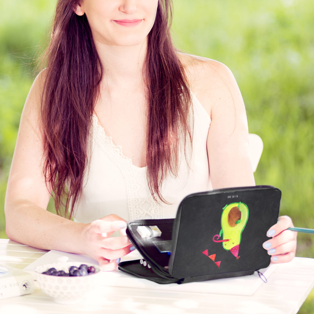 Federmappe Avocado Party Federmappe, Stiftetasche, Stifte Etui, Schule, Einschulung, Geschenk, Kind, Schüler, Schülerin, Stifterolle, Federmäppchen, Motiv, Grundschule, Federmäppchen bedruckt, Büro Stifte Etui, Bestückte Federmappe, Kinder Federmappe, Federmappe Einschulung, Avocado, Veggie, Vegan, Gesund, Avocados, Party, Geburtstag, Geburtstagsfeier, Happy Birthday, Feier, Feierei, Lieblingstag, Prüfung, Abifeier, Abi, Bestanden, Jahrestag, Jubiläum, Firmenfeier, Klassenfeier, Schulabschluss, Abschluss