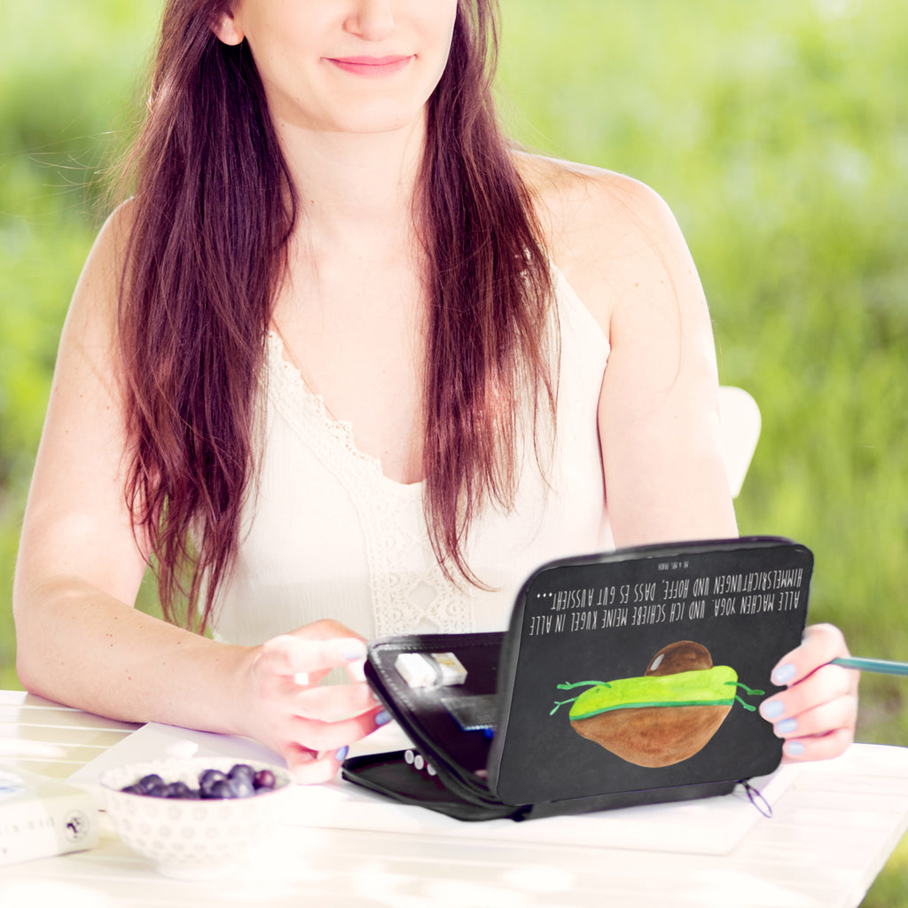 Federmappe Avocado Yoga Federmappe, Stiftetasche, Stifte Etui, Schule, Einschulung, Geschenk, Kind, Schüler, Schülerin, Stifterolle, Federmäppchen, Motiv, Grundschule, Federmäppchen bedruckt, Büro Stifte Etui, Bestückte Federmappe, Kinder Federmappe, Federmappe Einschulung, Avocado, Veggie, Vegan, Gesund, Avocado Yoga Vegan