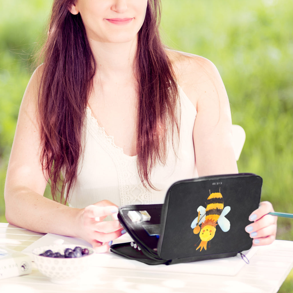 Federmappe Biene König Federmappe, Stiftetasche, Stifte Etui, Schule, Einschulung, Geschenk, Kind, Schüler, Schülerin, Stifterolle, Federmäppchen, Motiv, Grundschule, Federmäppchen bedruckt, Büro Stifte Etui, Bestückte Federmappe, Kinder Federmappe, Federmappe Einschulung, Biene, Wespe, Hummel