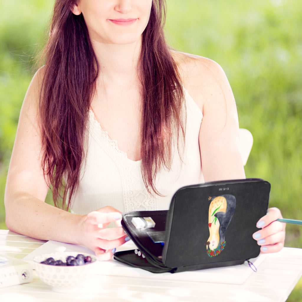 Federmappe Pinguin Blumenkranz Federmappe, Stiftetasche, Stifte Etui, Schule, Einschulung, Geschenk, Kind, Schüler, Schülerin, Stifterolle, Federmäppchen, Motiv, Grundschule, Federmäppchen bedruckt, Büro Stifte Etui, Bestückte Federmappe, Kinder Federmappe, Federmappe Einschulung, Pinguin, Pinguine, Blumenkranz, Universum, Leben, Wünsche, Ziele, Lebensziele, Motivation, Lebenslust, Liebeskummer, Geschenkidee