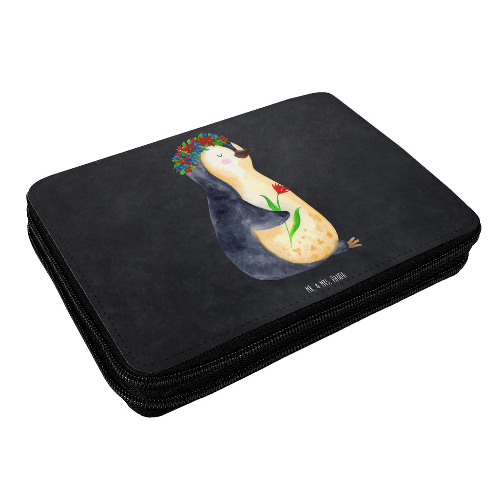 Federmappe Pinguin Blumenkranz Federmappe, Stiftetasche, Stifte Etui, Schule, Einschulung, Geschenk, Kind, Schüler, Schülerin, Stifterolle, Federmäppchen, Motiv, Grundschule, Federmäppchen bedruckt, Büro Stifte Etui, Bestückte Federmappe, Kinder Federmappe, Federmappe Einschulung, Pinguin, Pinguine, Blumenkranz, Universum, Leben, Wünsche, Ziele, Lebensziele, Motivation, Lebenslust, Liebeskummer, Geschenkidee