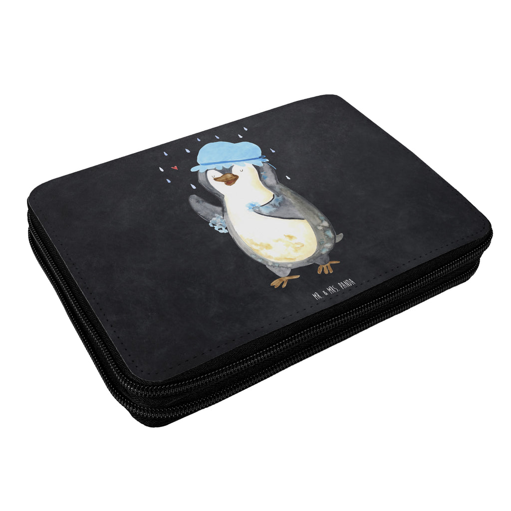 Federmappe Pinguin duscht Federmappe, Stiftetasche, Stifte Etui, Schule, Einschulung, Geschenk, Kind, Schüler, Schülerin, Stifterolle, Federmäppchen, Motiv, Grundschule, Federmäppchen bedruckt, Büro Stifte Etui, Bestückte Federmappe, Kinder Federmappe, Federmappe Einschulung, Pinguin, Pinguine, Dusche, duschen, Lebensmotto, Motivation, Neustart, Neuanfang, glücklich sein