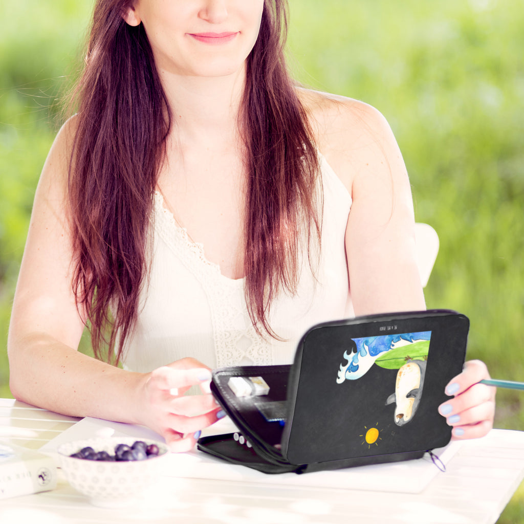 Federmappe Pinguin Surfer Federmappe, Stiftetasche, Stifte Etui, Schule, Einschulung, Geschenk, Kind, Schüler, Schülerin, Stifterolle, Federmäppchen, Motiv, Grundschule, Federmäppchen bedruckt, Büro Stifte Etui, Bestückte Federmappe, Kinder Federmappe, Federmappe Einschulung, Pinguin, Pinguine, surfen, Surfer, Hawaii, Urlaub, Wellen, Wellen reiten, Portugal