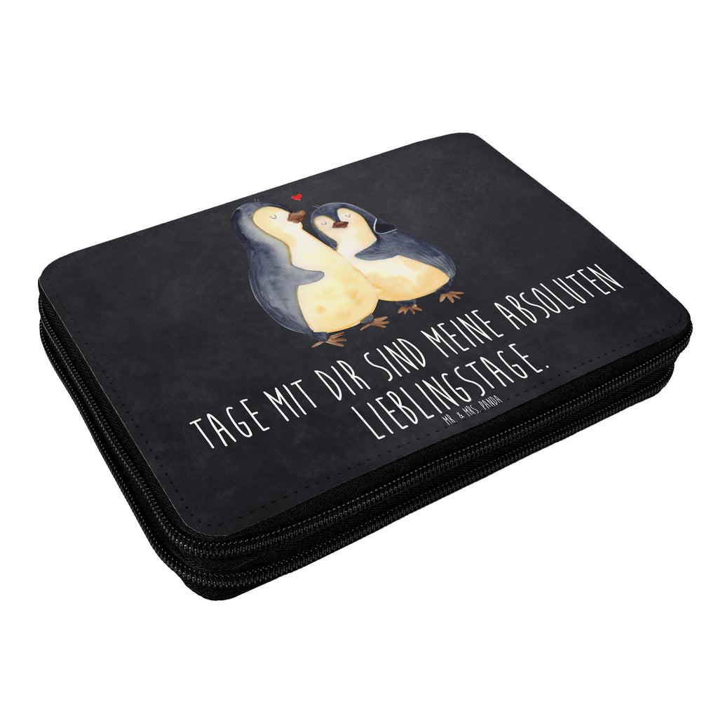 Federmappe Pinguin umarmend Federmappe, Stiftetasche, Stifte Etui, Schule, Einschulung, Geschenk, Kind, Schüler, Schülerin, Stifterolle, Federmäppchen, Motiv, Grundschule, Federmäppchen bedruckt, Büro Stifte Etui, Bestückte Federmappe, Kinder Federmappe, Federmappe Einschulung, Pinguin, Liebe, Liebespaar, Liebesbeweis, Liebesgeschenk, Verlobung, Jahrestag, Hochzeitstag, Hochzeit, Hochzeitsgeschenk