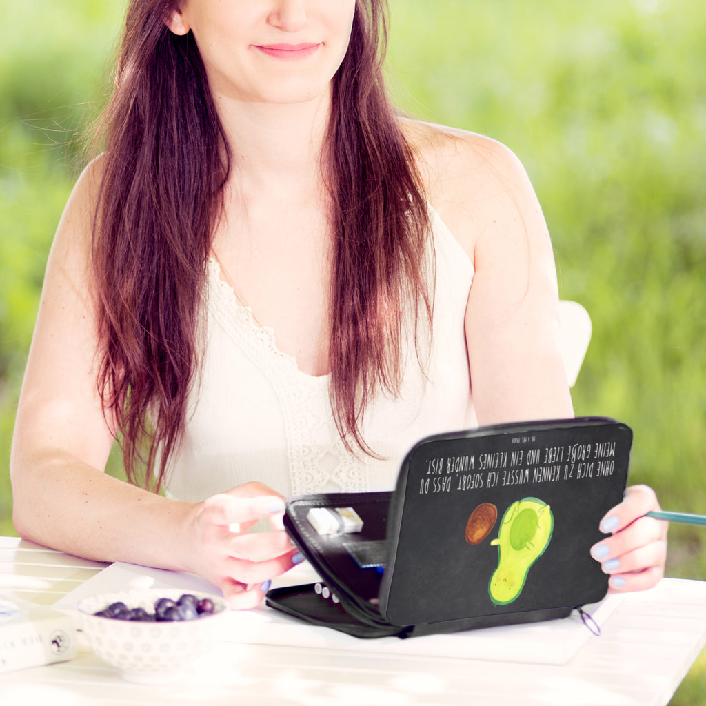 Federmappe Avocado rollt Kern Federmappe, Stiftetasche, Stifte Etui, Schule, Einschulung, Geschenk, Kind, Schüler, Schülerin, Stifterolle, Federmäppchen, Motiv, Grundschule, Federmäppchen bedruckt, Büro Stifte Etui, Bestückte Federmappe, Kinder Federmappe, Federmappe Einschulung, Avocado, Veggie, Vegan, Gesund, Avocados, Schwanger, Geburt, Geburtstag, Säugling, erstes Kind, zur Geburt, Schwangerschaft, Babyparty, Baby, große Liebe, Liebe, Love