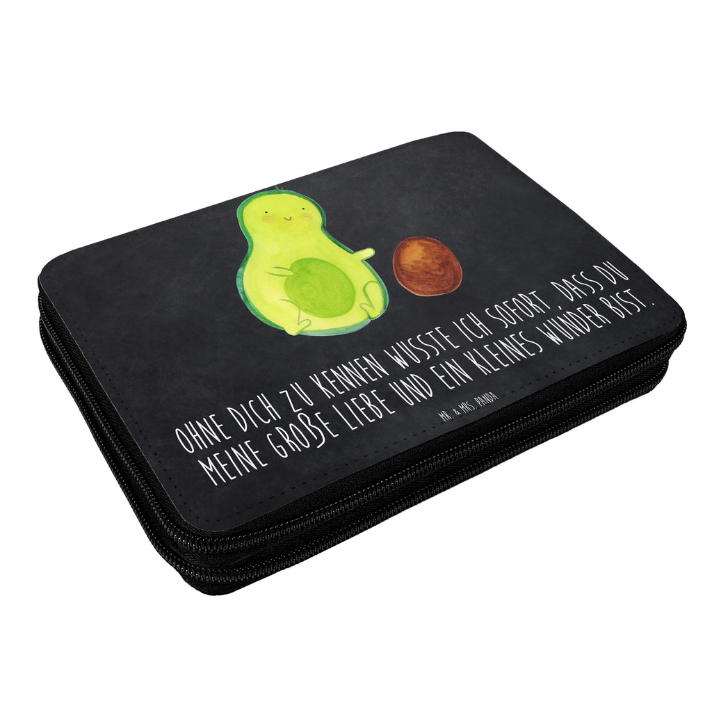 Federmappe Avocado rollt Kern Federmappe, Stiftetasche, Stifte Etui, Schule, Einschulung, Geschenk, Kind, Schüler, Schülerin, Stifterolle, Federmäppchen, Motiv, Grundschule, Federmäppchen bedruckt, Büro Stifte Etui, Bestückte Federmappe, Kinder Federmappe, Federmappe Einschulung, Avocado, Veggie, Vegan, Gesund, Avocados, Schwanger, Geburt, Geburtstag, Säugling, erstes Kind, zur Geburt, Schwangerschaft, Babyparty, Baby, große Liebe, Liebe, Love