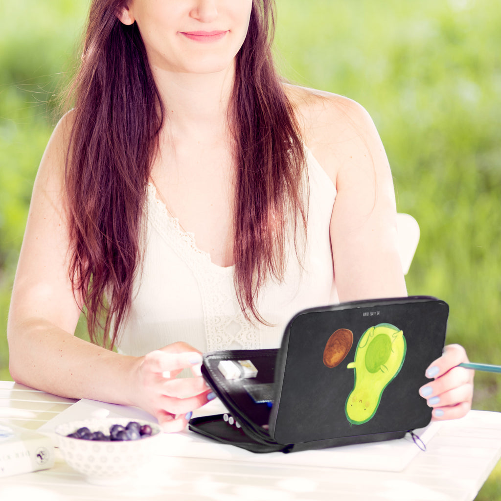 Federmappe Avocado rollt Kern Federmappe, Stiftetasche, Stifte Etui, Schule, Einschulung, Geschenk, Kind, Schüler, Schülerin, Stifterolle, Federmäppchen, Motiv, Grundschule, Federmäppchen bedruckt, Büro Stifte Etui, Bestückte Federmappe, Kinder Federmappe, Federmappe Einschulung, Avocado, Veggie, Vegan, Gesund, Avocados, Schwanger, Geburt, Geburtstag, Säugling, erstes Kind, zur Geburt, Schwangerschaft, Babyparty, Baby, große Liebe, Liebe, Love