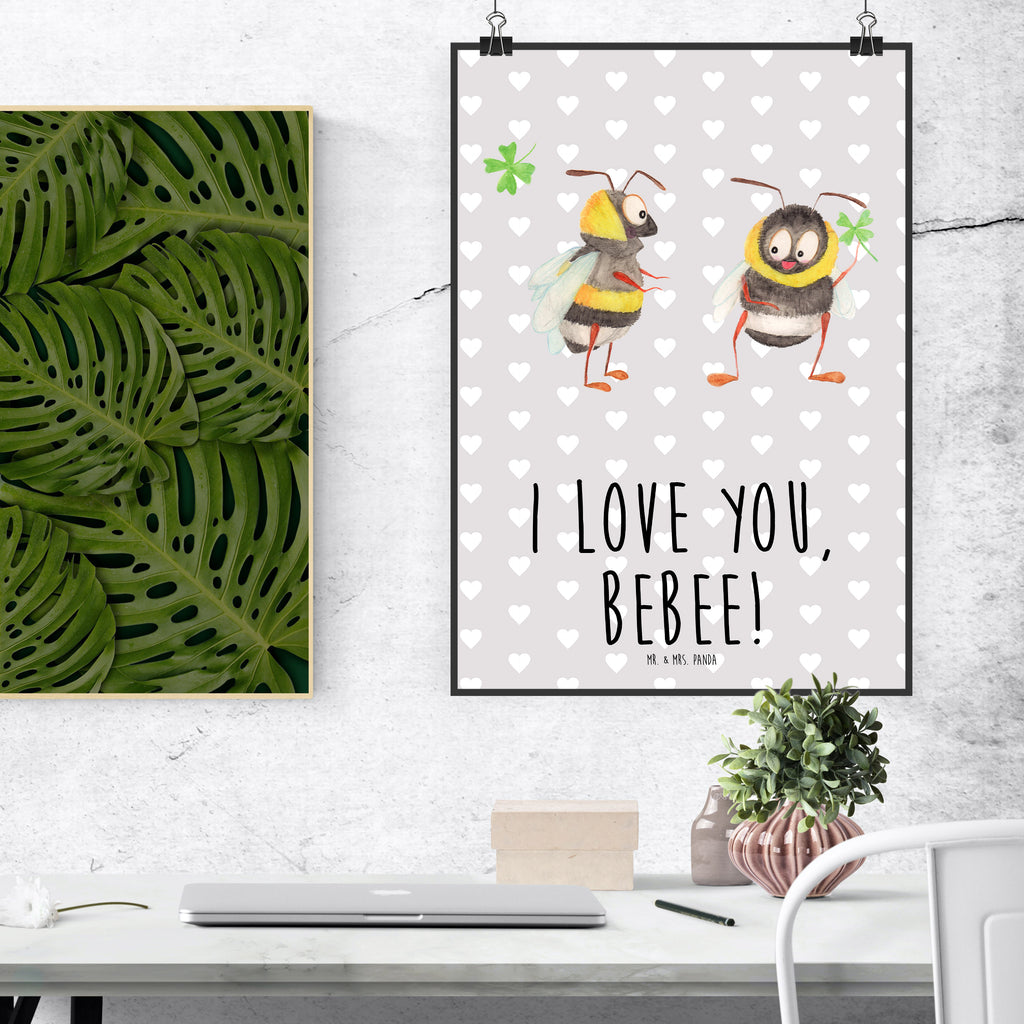 Poster Bienen Paar Valentinstag, Geschenk für Frauen, Liebesgeschenk, Jahrestag, Hochzeitstag, Mitbringsel, Geschenk für Freundin, Geschenk für Partner, Freund, Liebesbeweis, für Männer, für Ehemann, Schildkröten, verliebte Schildkröten Poster, Wandposter, Bild, Wanddeko, Küchenposter, Kinderposter, Wanddeko Bild, Raumdekoration, Wanddekoration, Handgemaltes Poster, Mr. & Mrs. Panda Poster, Designposter, Kunstdruck, Posterdruck  Liebe,  Partner, Freund, Freundin, Ehemann, Ehefrau, Heiraten, Verlobung, Heiratsantrag, Liebesgeschenk, Jahrestag, Hocheitstag