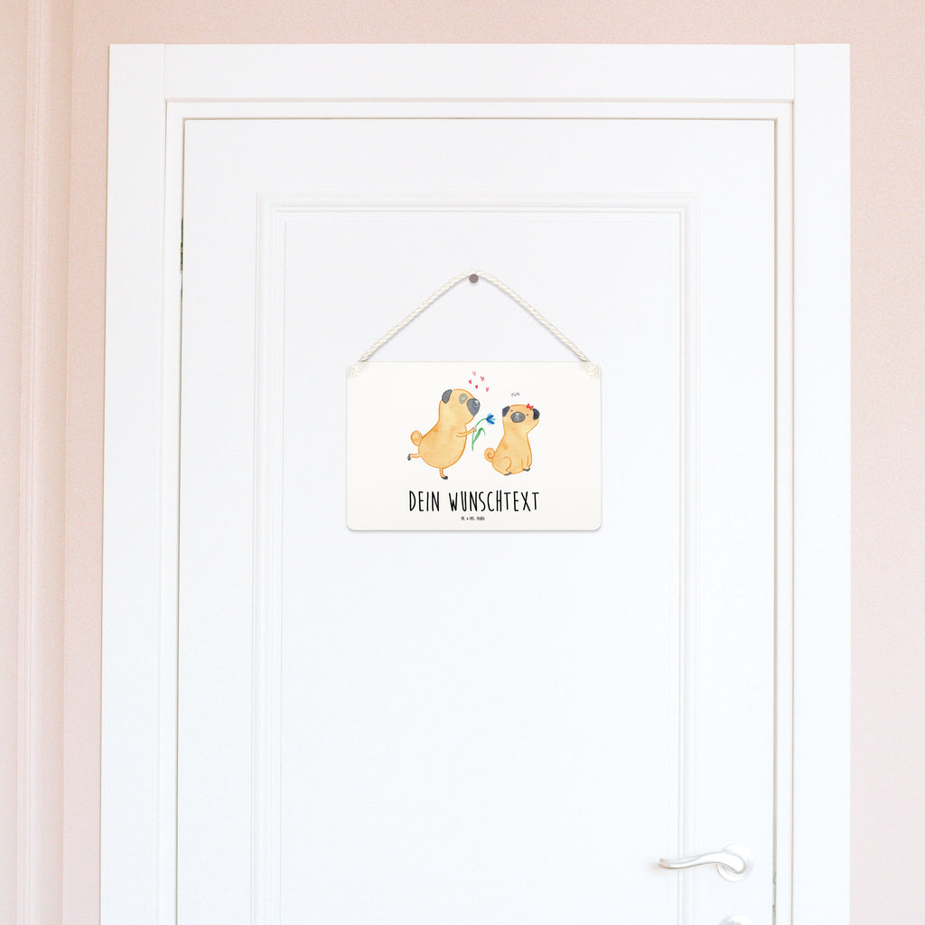 Personalisiertes Deko Schild Mops verliebt Dekoschild, Deko Schild, Schild, Tür Schild, Türschild, Holzschild, Wandschild, Wanddeko, Hund, Hundemotiv, Haustier, Hunderasse, Tierliebhaber, Hundebesitzer, Sprüche, Mops, Möpse, Hundeliebe, verliebt, Liebe, Liebesspruch. Verlobt, Geschenk Freund, Partner