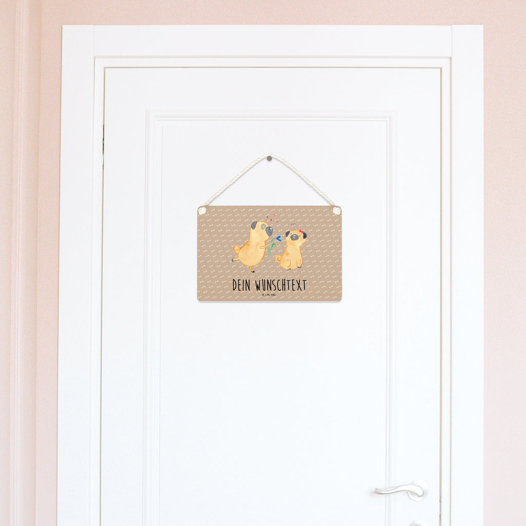 Personalisiertes Deko Schild Mops verliebt Dekoschild, Deko Schild, Schild, Tür Schild, Türschild, Holzschild, Wandschild, Wanddeko, Hund, Hundemotiv, Haustier, Hunderasse, Tierliebhaber, Hundebesitzer, Sprüche, Mops, Möpse, Hundeliebe, verliebt, Liebe, Liebesspruch. Verlobt, Geschenk Freund, Partner
