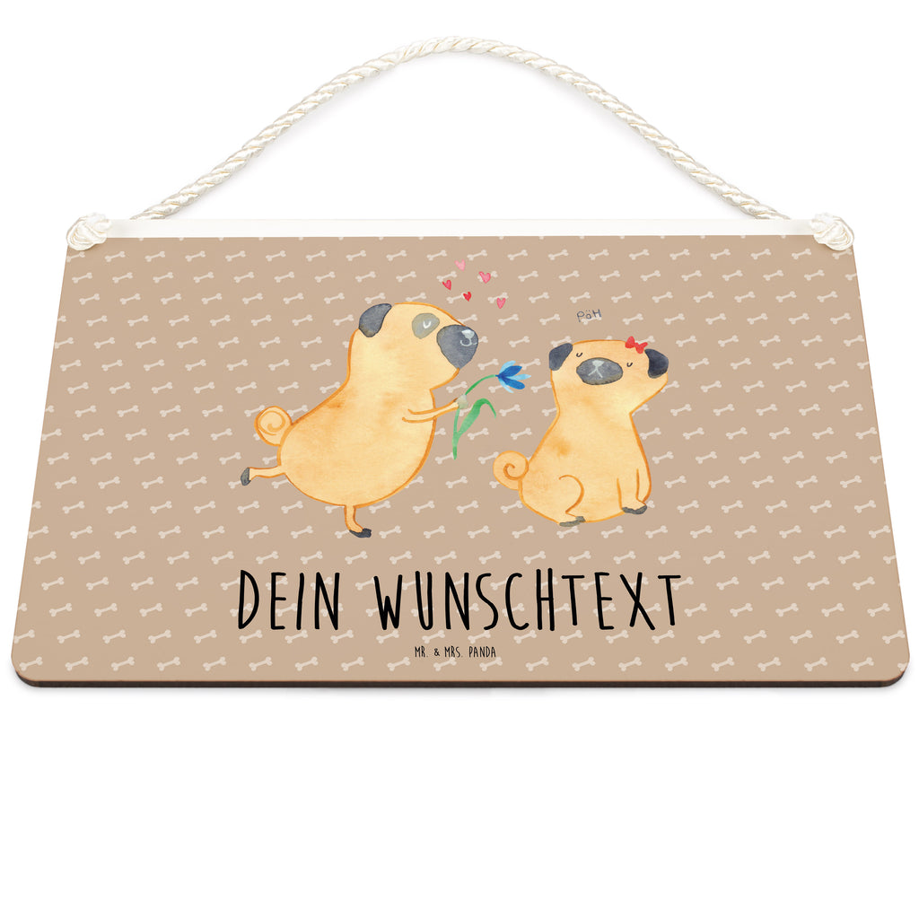 Personalisiertes Deko Schild Mops verliebt Dekoschild, Deko Schild, Schild, Tür Schild, Türschild, Holzschild, Wandschild, Wanddeko, Hund, Hundemotiv, Haustier, Hunderasse, Tierliebhaber, Hundebesitzer, Sprüche, Mops, Möpse, Hundeliebe, verliebt, Liebe, Liebesspruch. Verlobt, Geschenk Freund, Partner